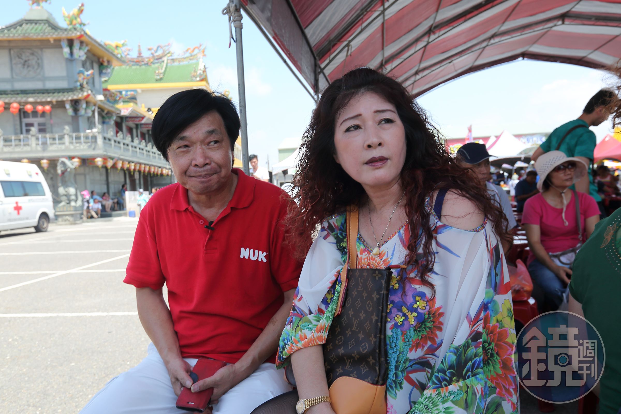 洪便當回到家鄉演唱，妻子一直陪在他身旁。