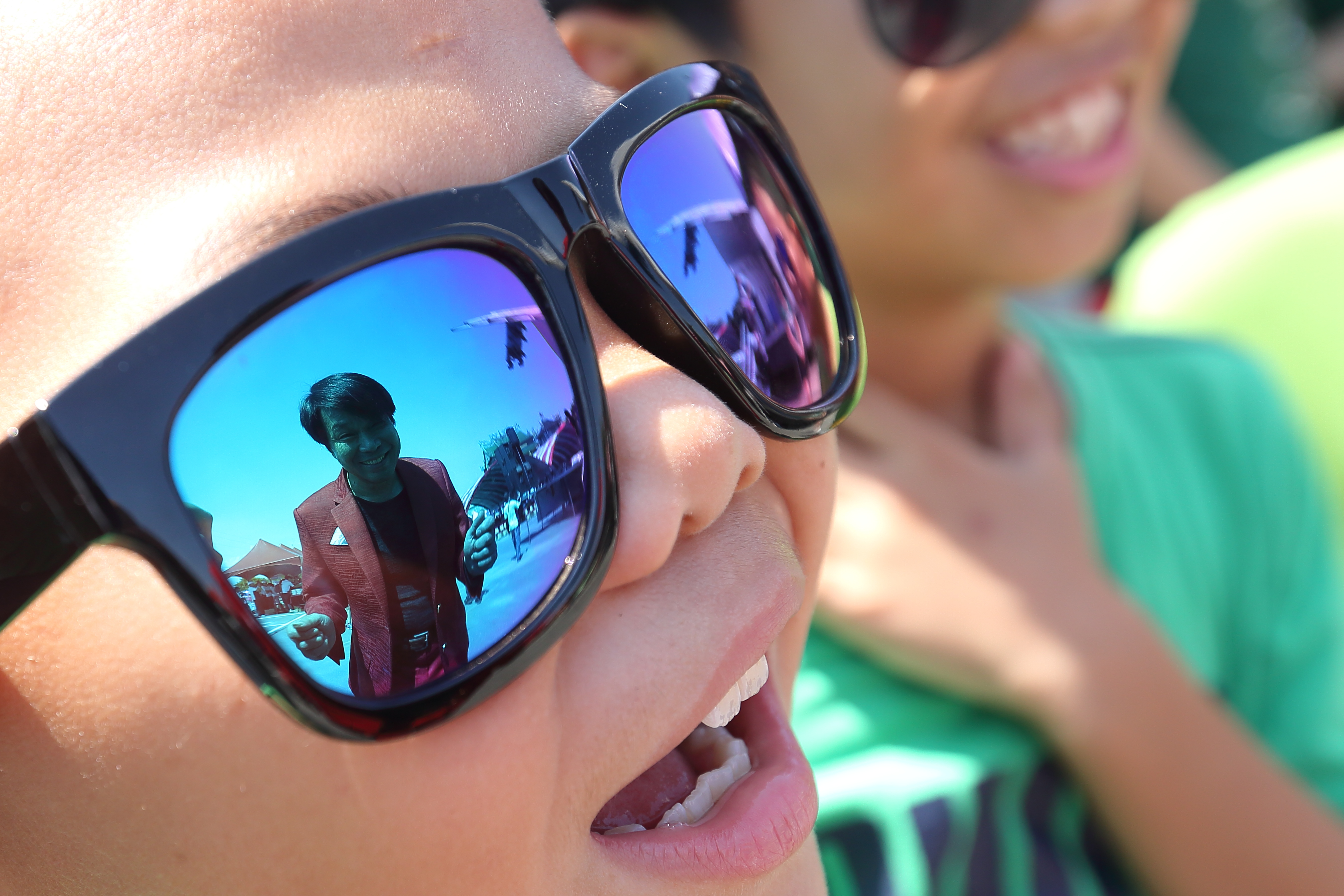 演出活動中，洪便當的身影倒映在孩童的墨鏡中。