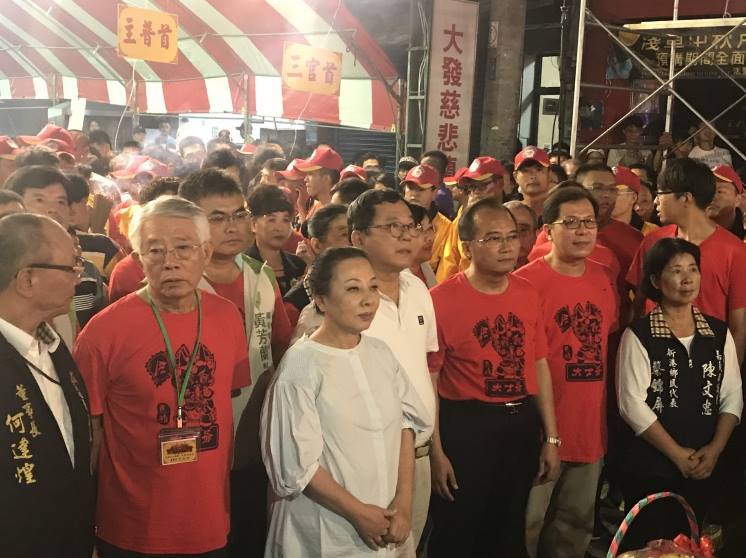 民進黨立委陳明文的臉書，21日貼出上週三與嘉義縣長張花冠出席民雄大士爺廟祭典活動照片。（翻攝陳明文臉書）