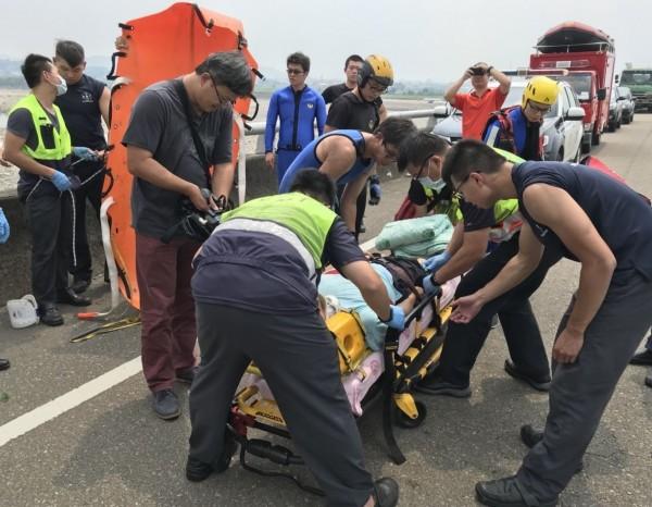 今一名男子在中投公路烏溪橋跳橋自殺，消防局派員搶救，將他從沙洲吊掛起並送醫急救。