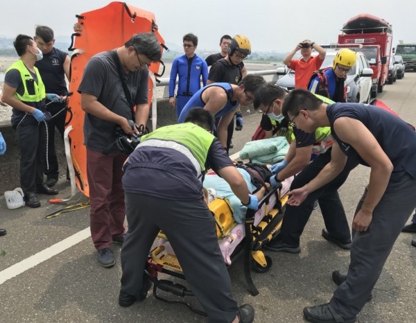 今一名男子在中投公路烏溪橋跳橋自殺，消防局派員搶救，將他從沙洲吊掛起並送醫急救。