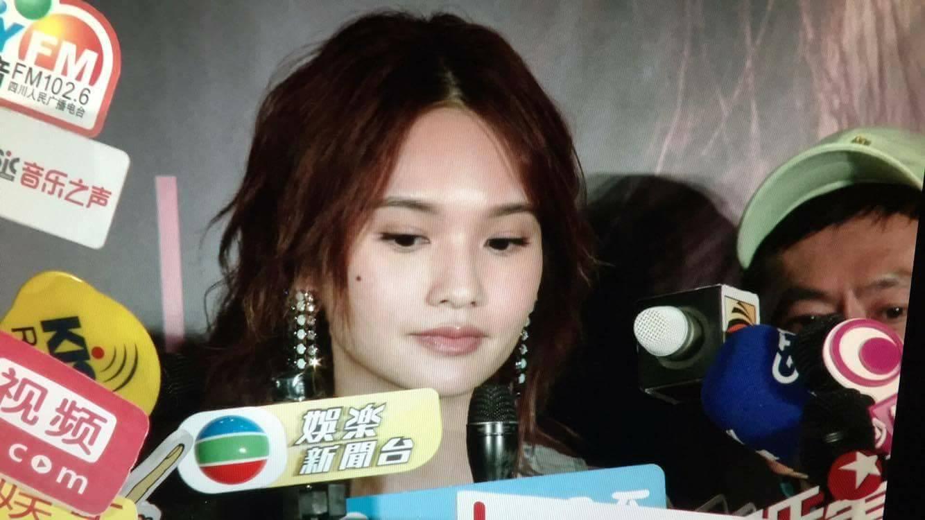 楊丞琳在記者會上被問到小三問題，馬上變臉。（讀者提供）