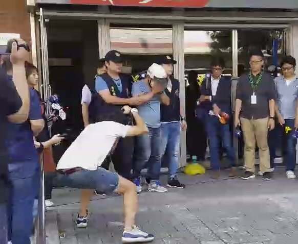 林男被依加重強盜罪移送士林地檢署偵辦。