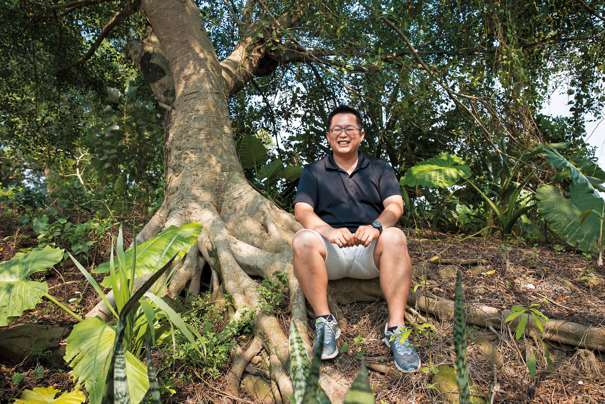 留在南投,留在爽文國中,讓台南長大的王政忠,成了南投的在地人。教育是樹,需要堅持的根,茂盛枝葉間不斷翻轉的,是改變的光。