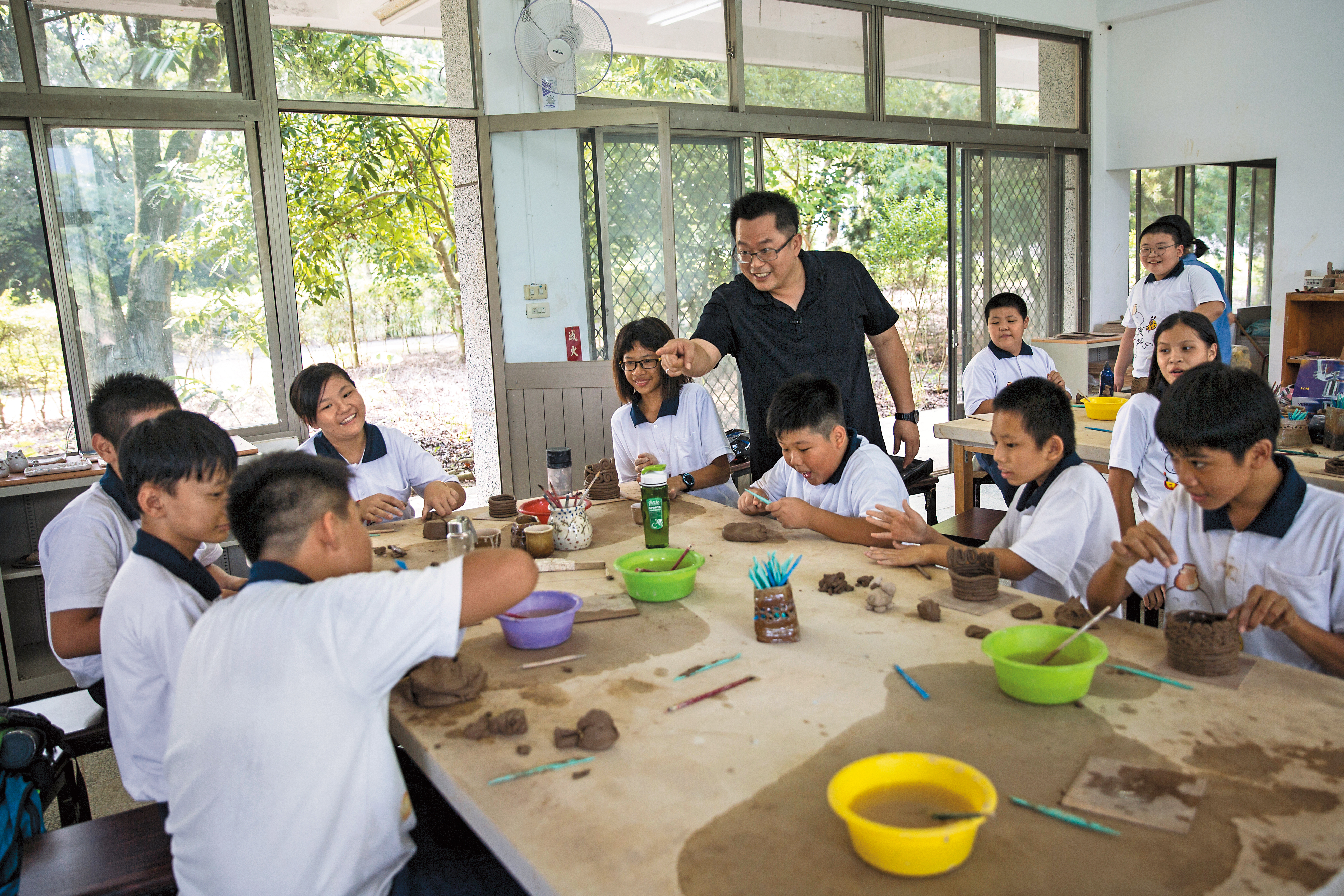 這是921地震全校唯一沒倒的校舍, 現為陶藝課教室。 地震後,看見孩子緊繃的眉宇,可以在捏陶土時放鬆,這項才藝課因此延續到現在。