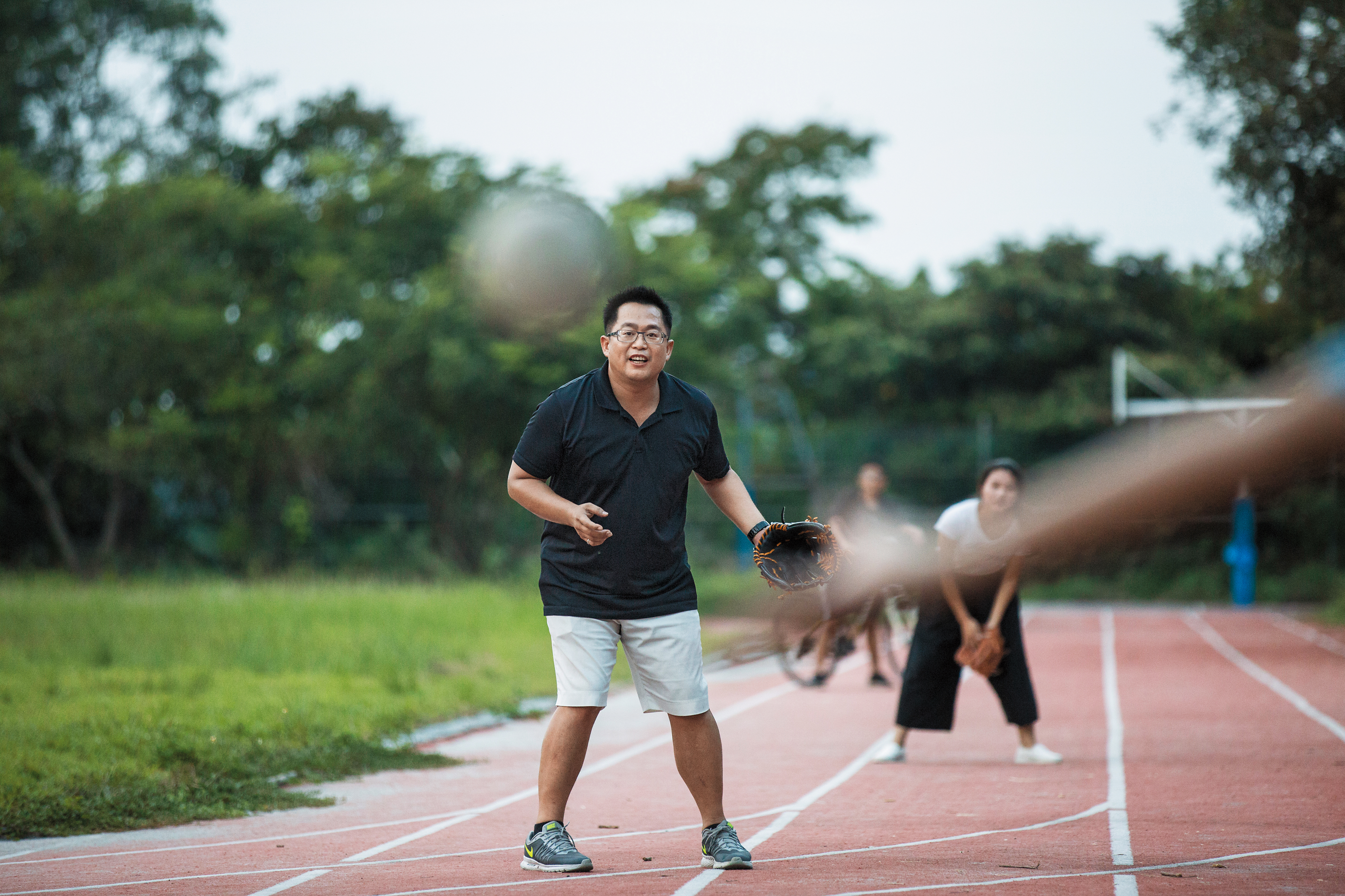王政忠熱愛棒球。 2009年，他號召爽文國中歷屆畢業生， 鼓勵學生成就他人， 組織了「爽中青年軍」志工團隊， 除寒暑假回校為學弟妹做課業輔導之外， 也開辦棒球生活營隊。