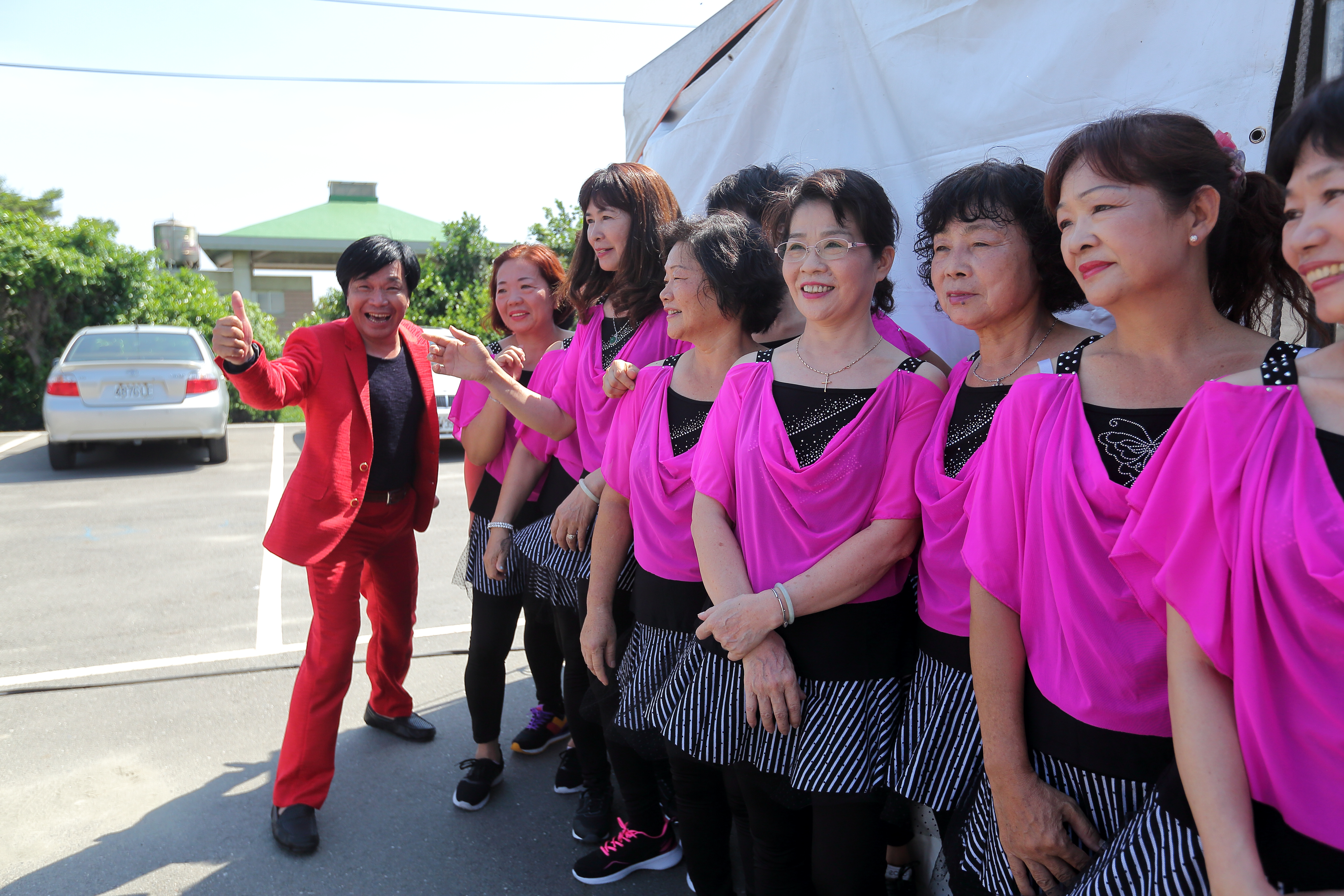 洪便當（左一）從年輕時期就參加歌唱比賽，家裡可能沒有白米吃，卻不乏毛巾肥皂之類的獎品。