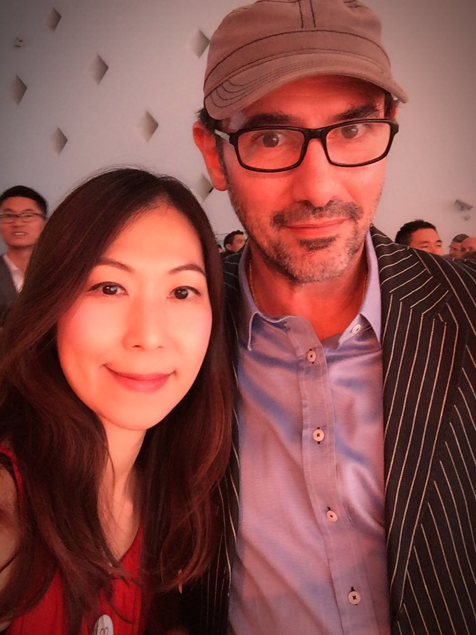本文作者林佩蓁（Peggy）在2018年上海米其林頒獎晚會會場，與Ultraviolet創始人、主廚Paul Pairet合照。