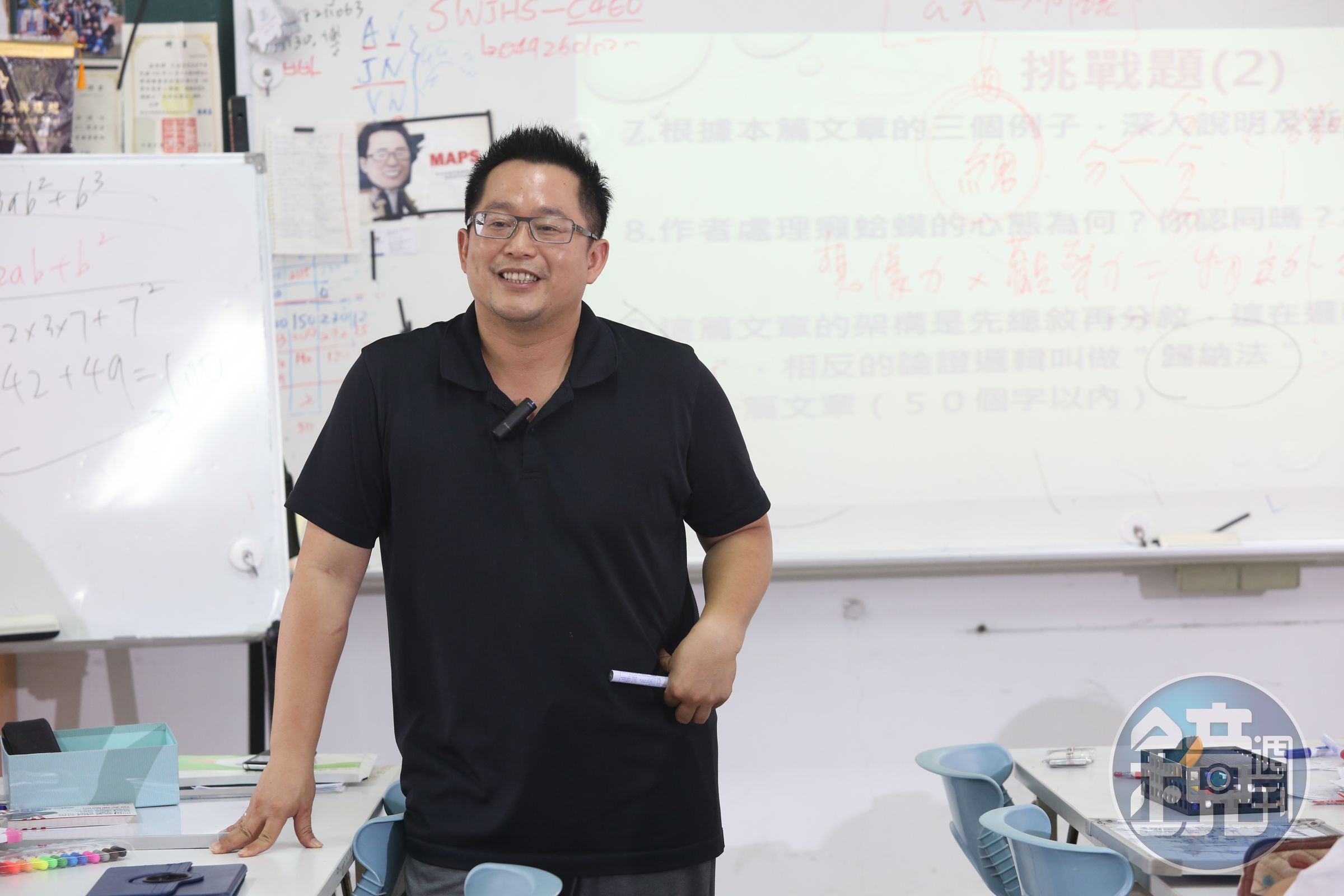 5年前開始，王政忠自創MAPS翻轉教學法，課堂上透過不間斷的問答題與學生互動，形塑了美好的學習風景。這2年，他更號召〈我有一個夢〉組織了全國教師自主研習營，已有超過2萬名教師參加。