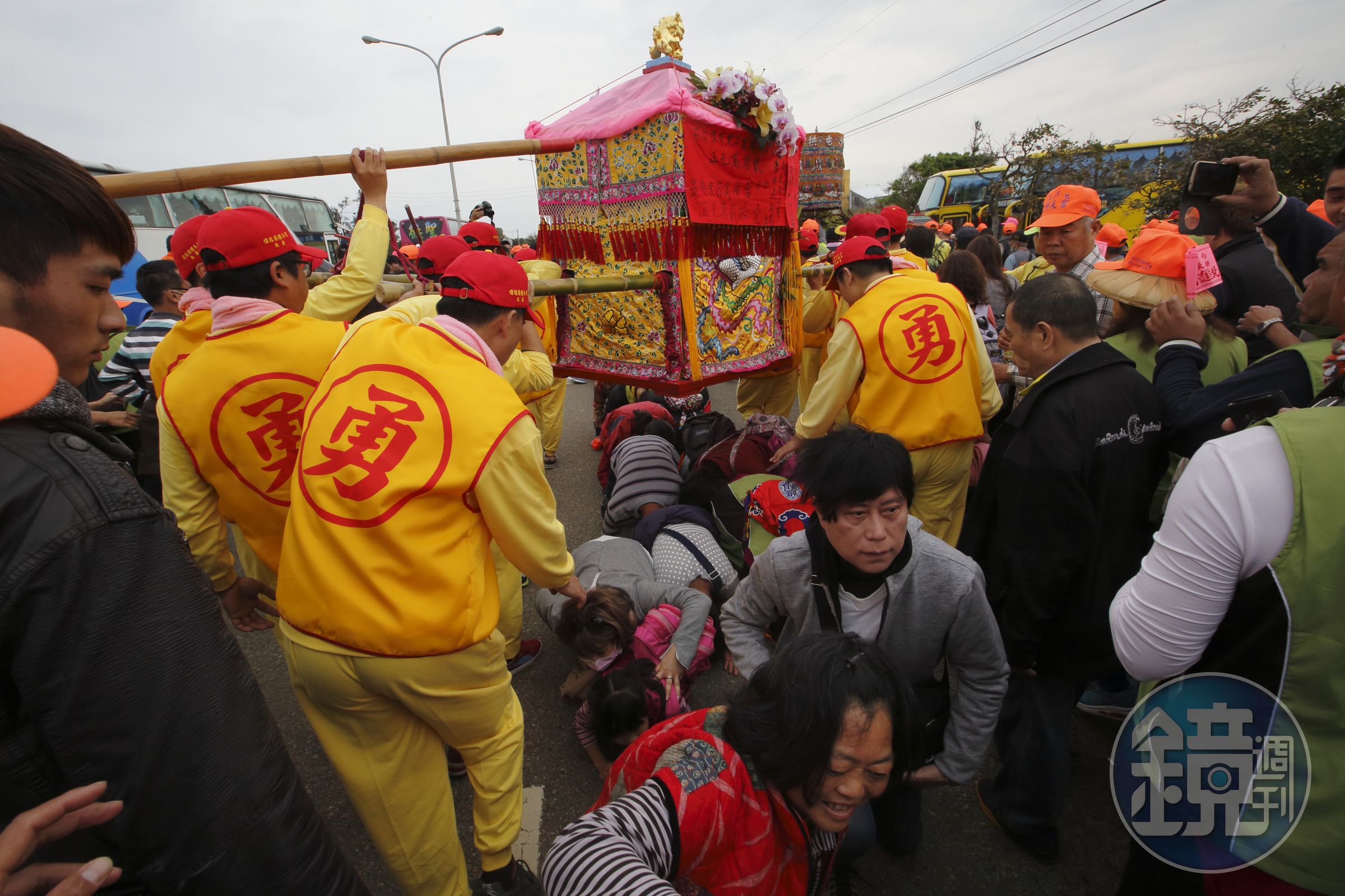 湄洲媽祖遶境巡安10月1日開放民眾躦轎腳，圖為今年白沙屯媽祖回鑾資料照。