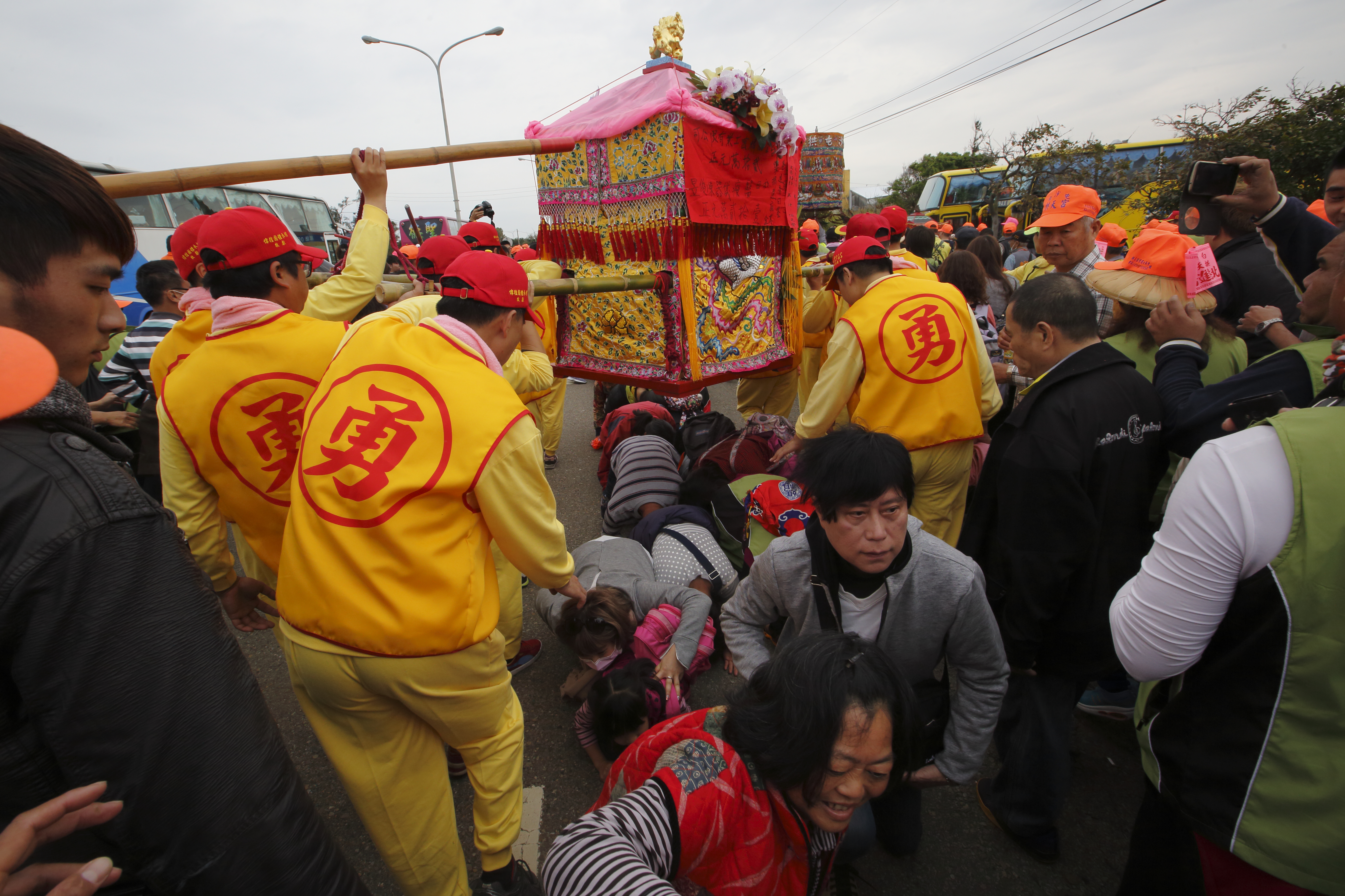 湄洲媽祖遶境巡安10月1日開放民眾躦轎腳，圖為今年白沙屯媽祖回鑾資料照。