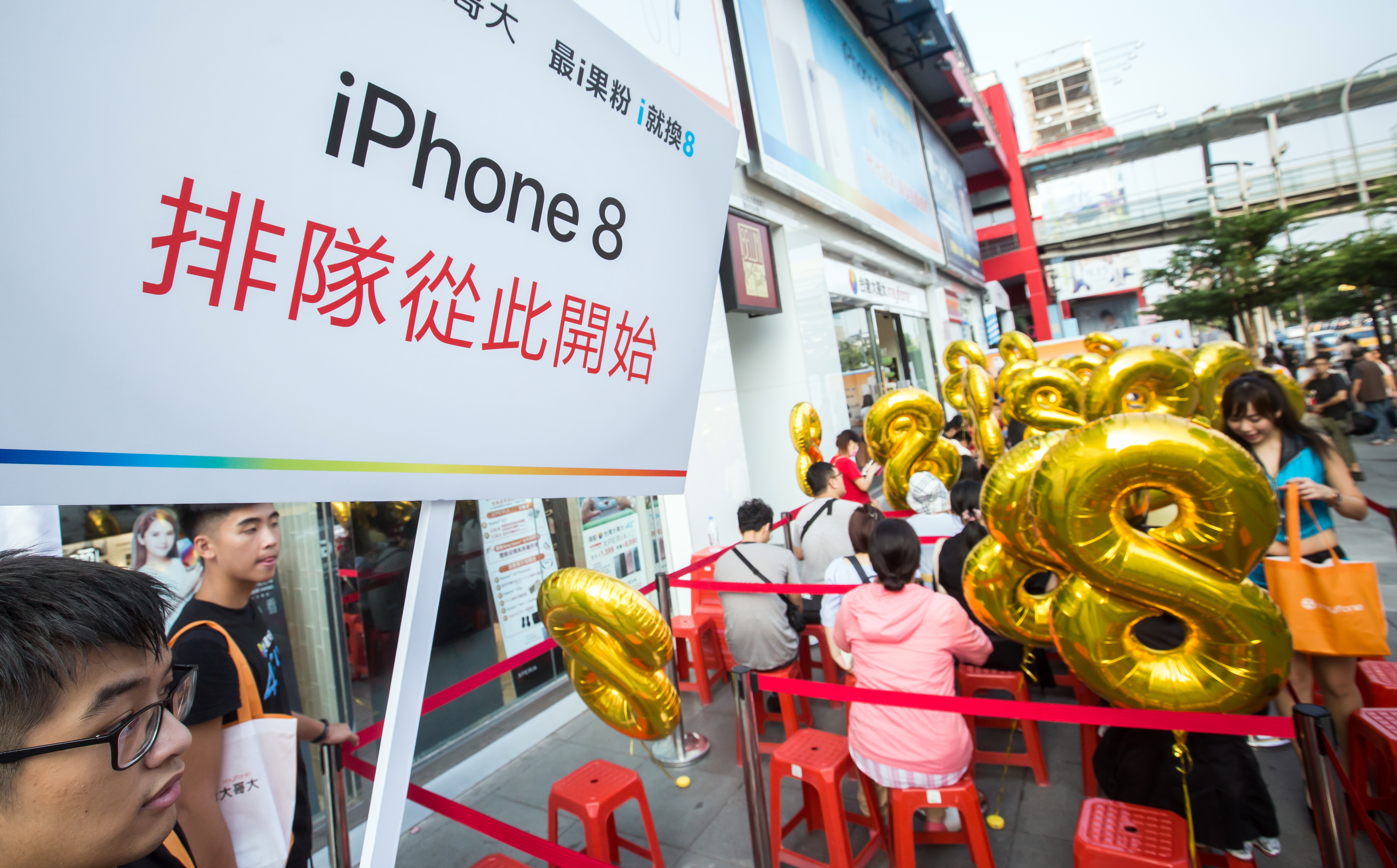 22日iPhone新機開賣，今年在信義區一級戰區，排隊人潮不如過往。