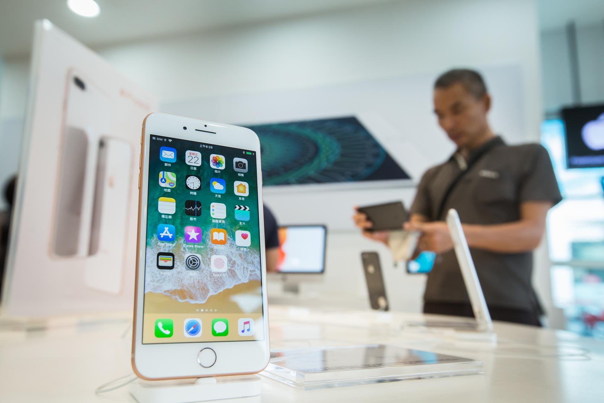 選購iPhone 8與iPhone X的比重,電信商從預購數量來看,目前約是一半一半。
