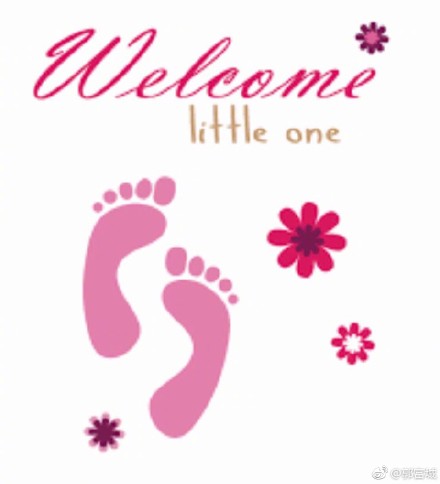 牽手照後還有一張卡片,上面寫著「Welcome, Little One」。(翻攝微博)