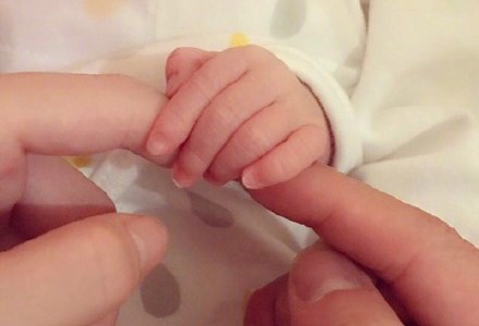 郭富城PO出小孩牽手指照，慶祝自己當了老爸。（翻攝微博）