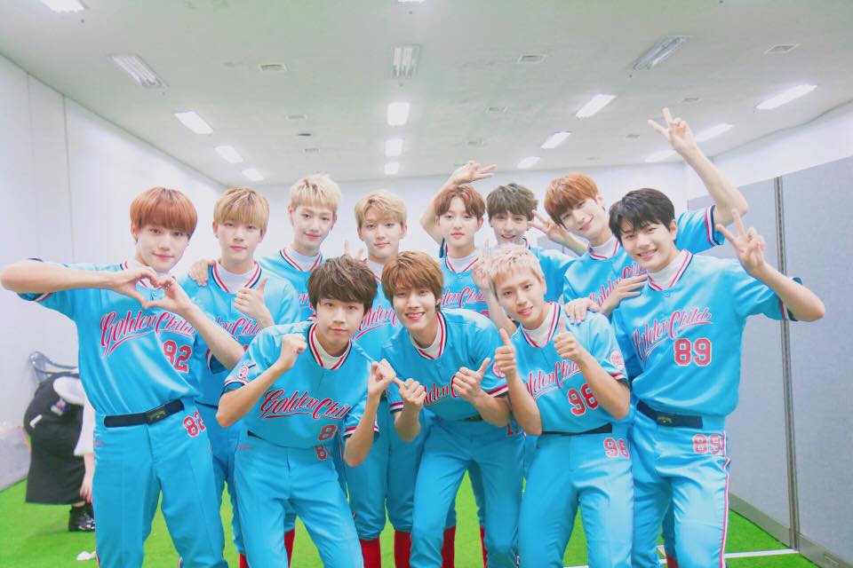 Golden Child以棒球裝當打歌服概念，各自背號都有含意，左起順時針成員：長埈、知範、TAG、周燦、宰鉉、Y、在錫、普閔、勝民、大烈、東炫。（翻攝Golden Child臉書）