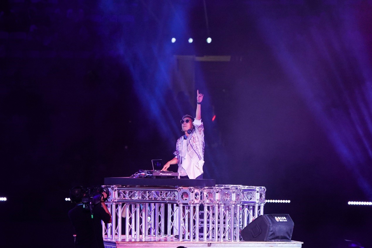 DJ林哲儀在世大運閉幕的電音秀,引起網友正反兩面的評價。