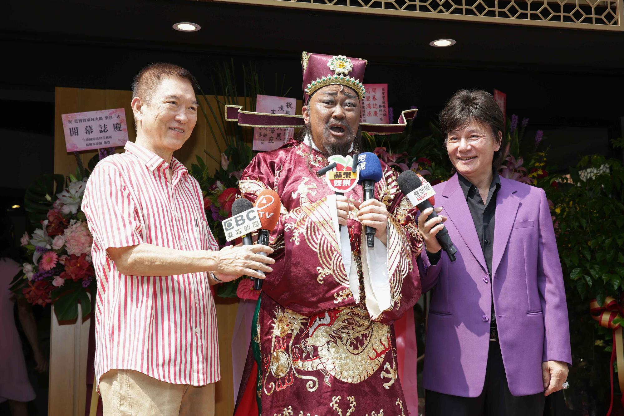 曾在《包青天》演出的范鴻軒(左起)、金超群特別替好友藍文青開的火鍋店站台。