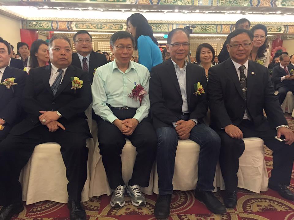 北市府高層證實,黃承國(左一)昨日赴市府勸柯文哲(左二)要冷靜,圖為資料照。(翻攝民進黨台北市黨部臉書)