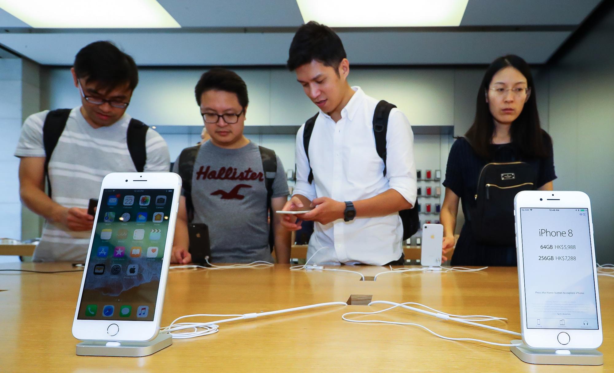 iPhone 8上市發表會結束,驚喜度不如市場預期,iPhone 8開賣盛況不如過往,蘋果供應鏈股價受壓抑,連帶影響台股整體表現。(東方IC)