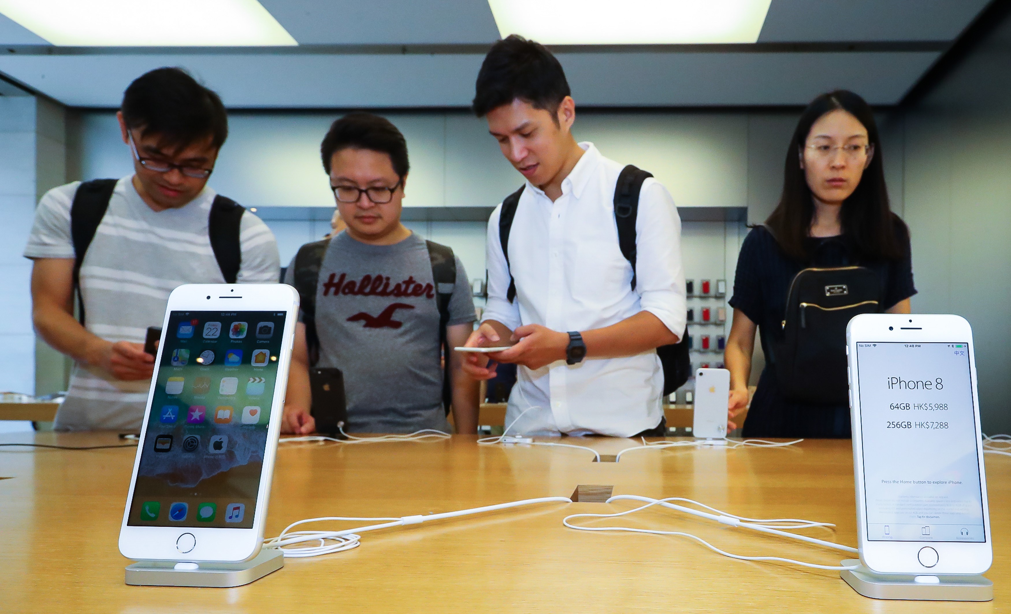 iPhone 8上市發表會結束，驚喜度不如市場預期，iPhone 8開賣盛況不如過往，蘋果供應鏈股價受壓抑，連帶影響台股整體表現。（東方IC）