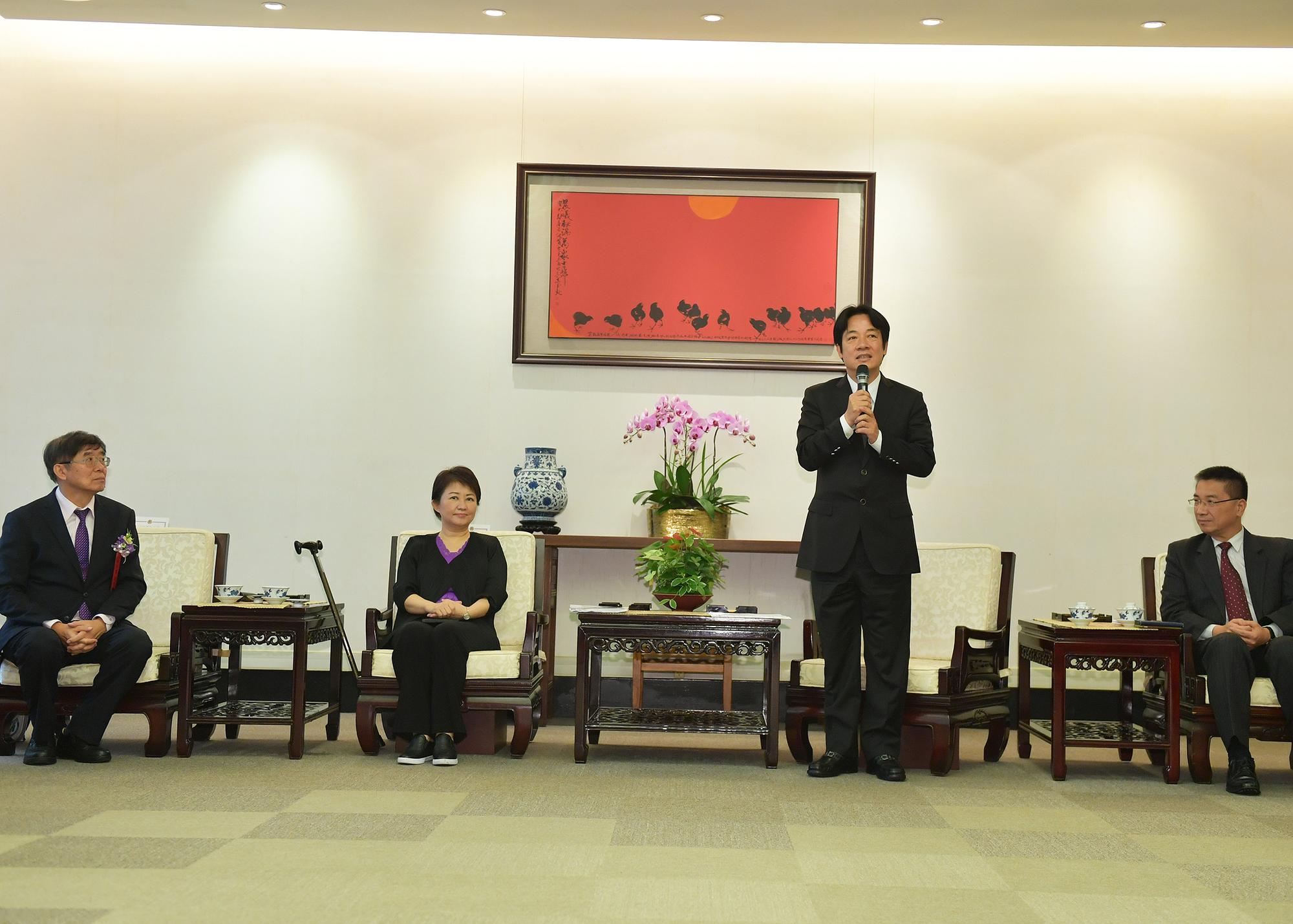 行政院長賴清德今天接見醫療奉獻獎得主，提及愛滋主要傳遞是男男同性戀之間所引起，引發爭議。（行政院提供）