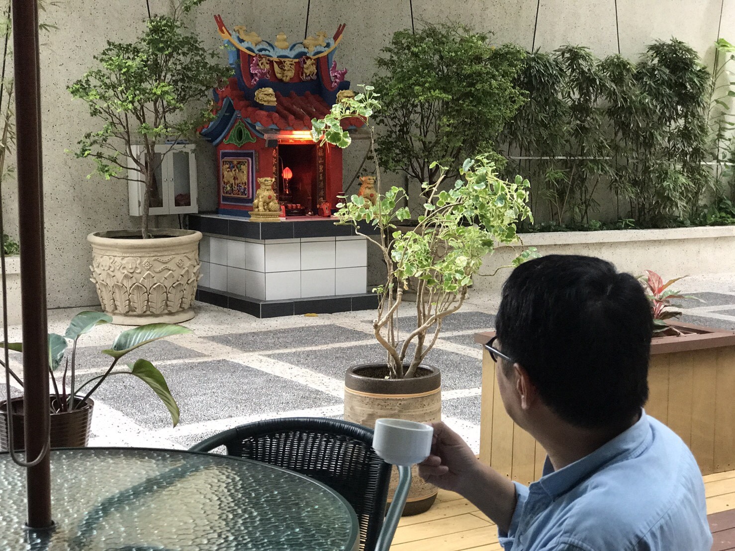 跟土地公喝杯咖啡,這一幕風景很有意思。
