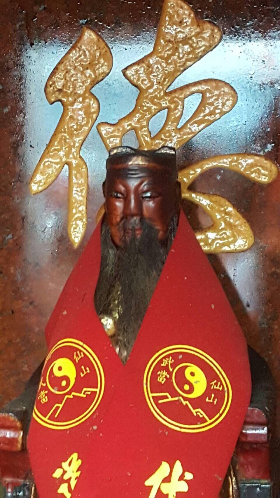 土地公慈祥瞇笑,根據雕工考究,應該超過百歲。