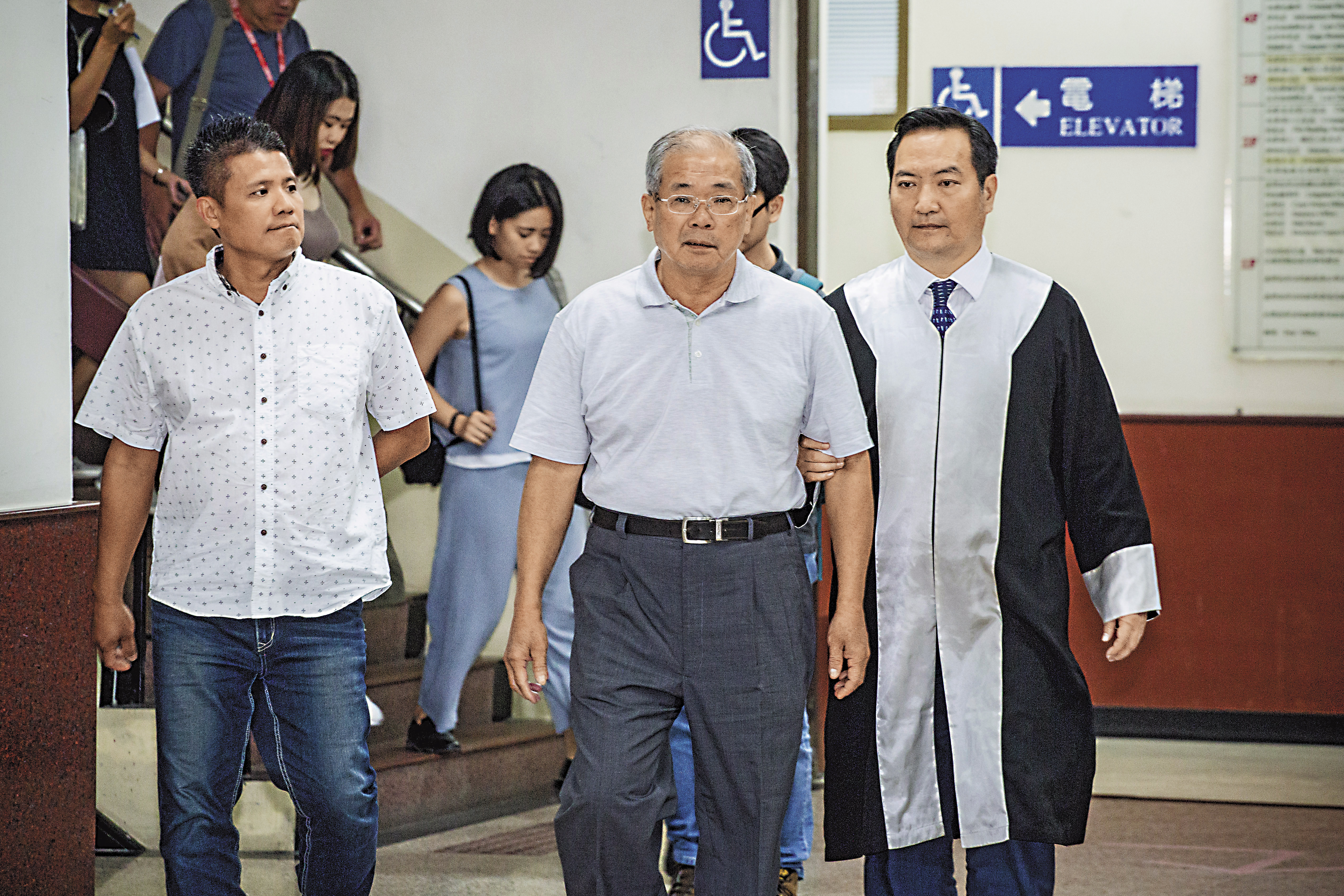 蘇炳坤（右2）先前在律師羅秉成（右1）等人陪同下出庭。