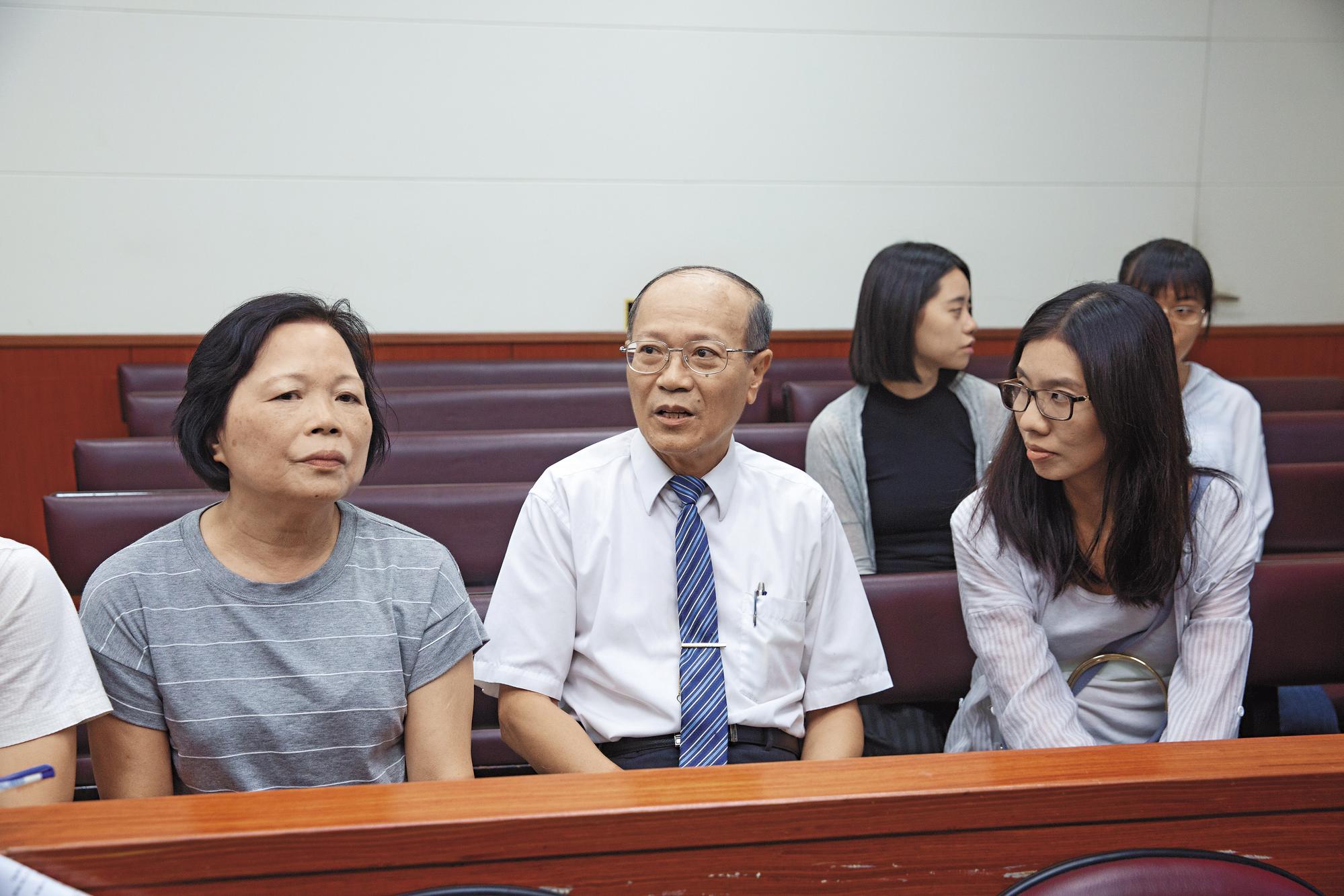 聲請再審宣判這天,一路協助蘇炳坤卻十分低調的退休檢察官彭南雄(右)也特地到場。左為蘇太太。