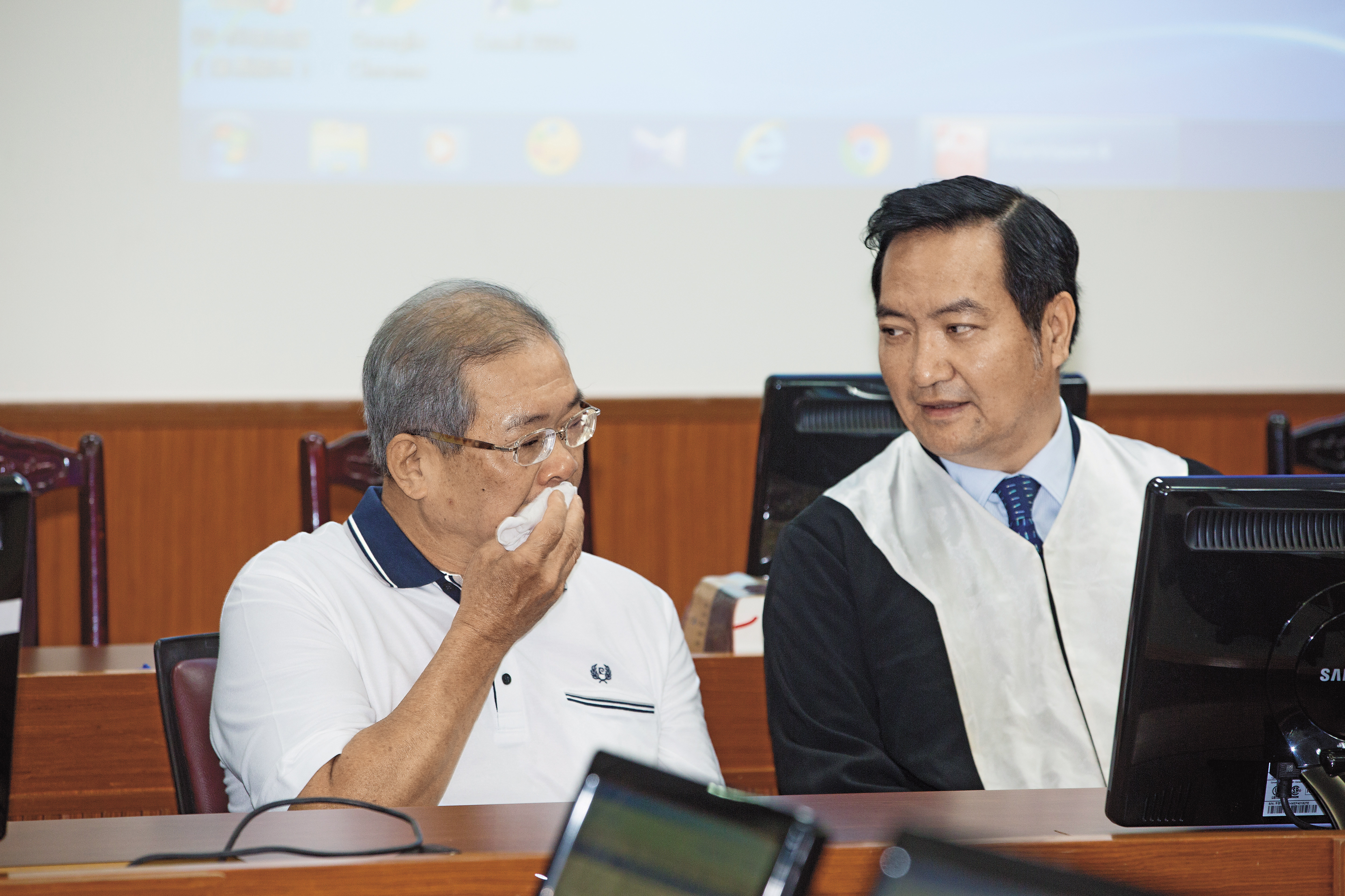 9月19日上午，高院裁定准予再審，蘇炳坤（左）當庭淚流滿面。右為冤案救援律師羅秉成。