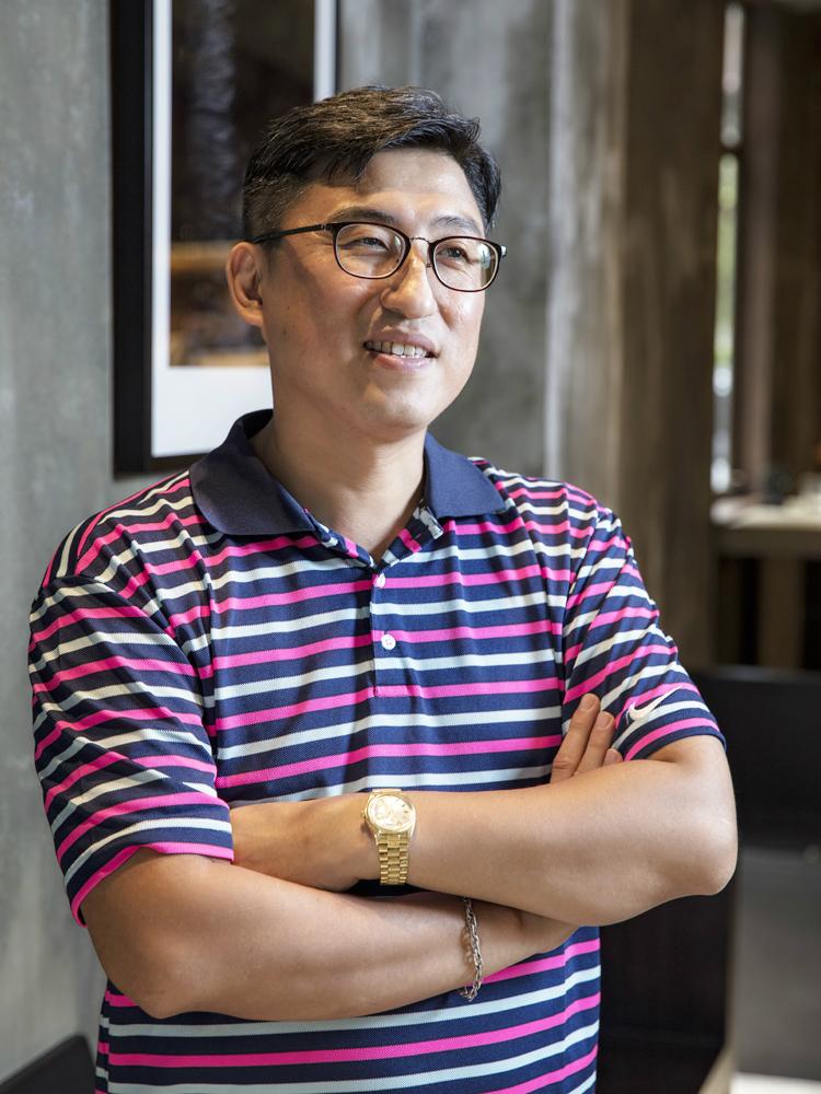 蔡建泰，50歲，愛錶資歷23年。主要收藏經典款、特殊款、運動款、計時錶款、懷錶等。品牌上則有ROLEX、PATEK PHILIPPE、LONGINES等。 經手錶款估計超過千枚，但交朋友居多沒賺到錢！早期最多同時約有超過百枚藏錶，後來因家中需要用錢，都變賣給國內外同好，目前約剩下數十枚藏錶。