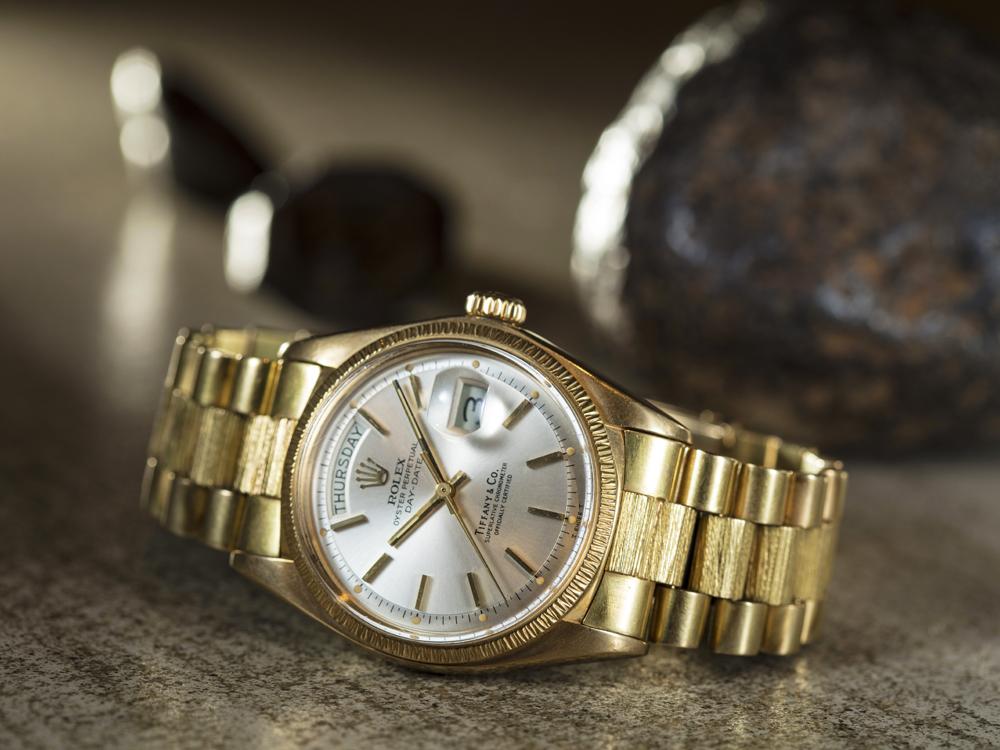 《ROLEX-TIFFANY & Co Day-Date Ref.1807》功能：時、分、秒指示；日期、星期顯示/機芯：自動上鍊機芯/年份：約1975年。以前的ROLEX腕錶比較多變，可以跟品牌聯名，讓企業、甚至是國家客訂。現在當然就沒有這些東西了，所以只能從老錶中找尋。