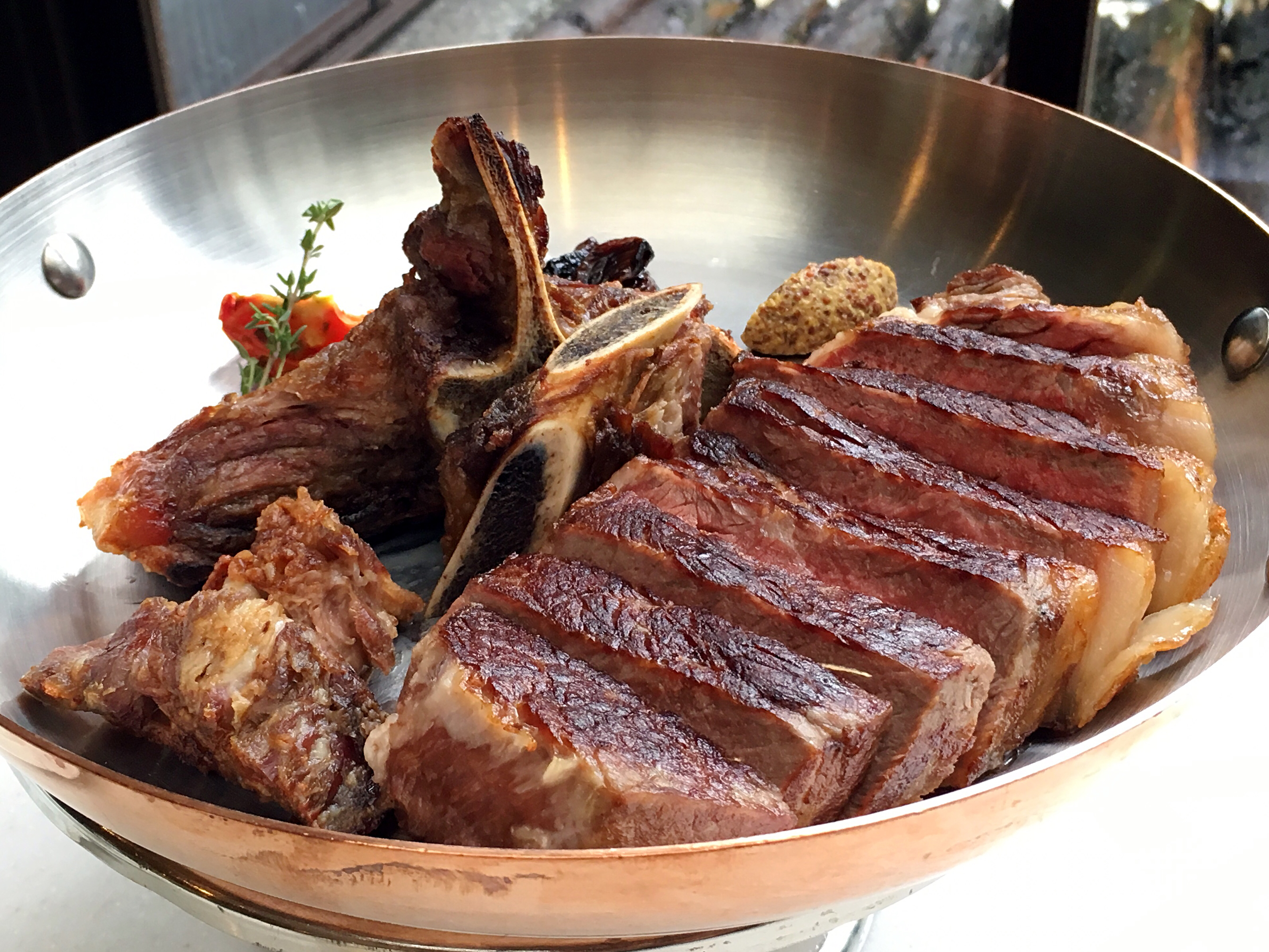 以自家熟成室呈現牛排不同風味的「台北花園大酒店PRIME ONE牛排館」，在新一季菜單中加進台灣優質漁獲、水果和香料，呈現在地風味。