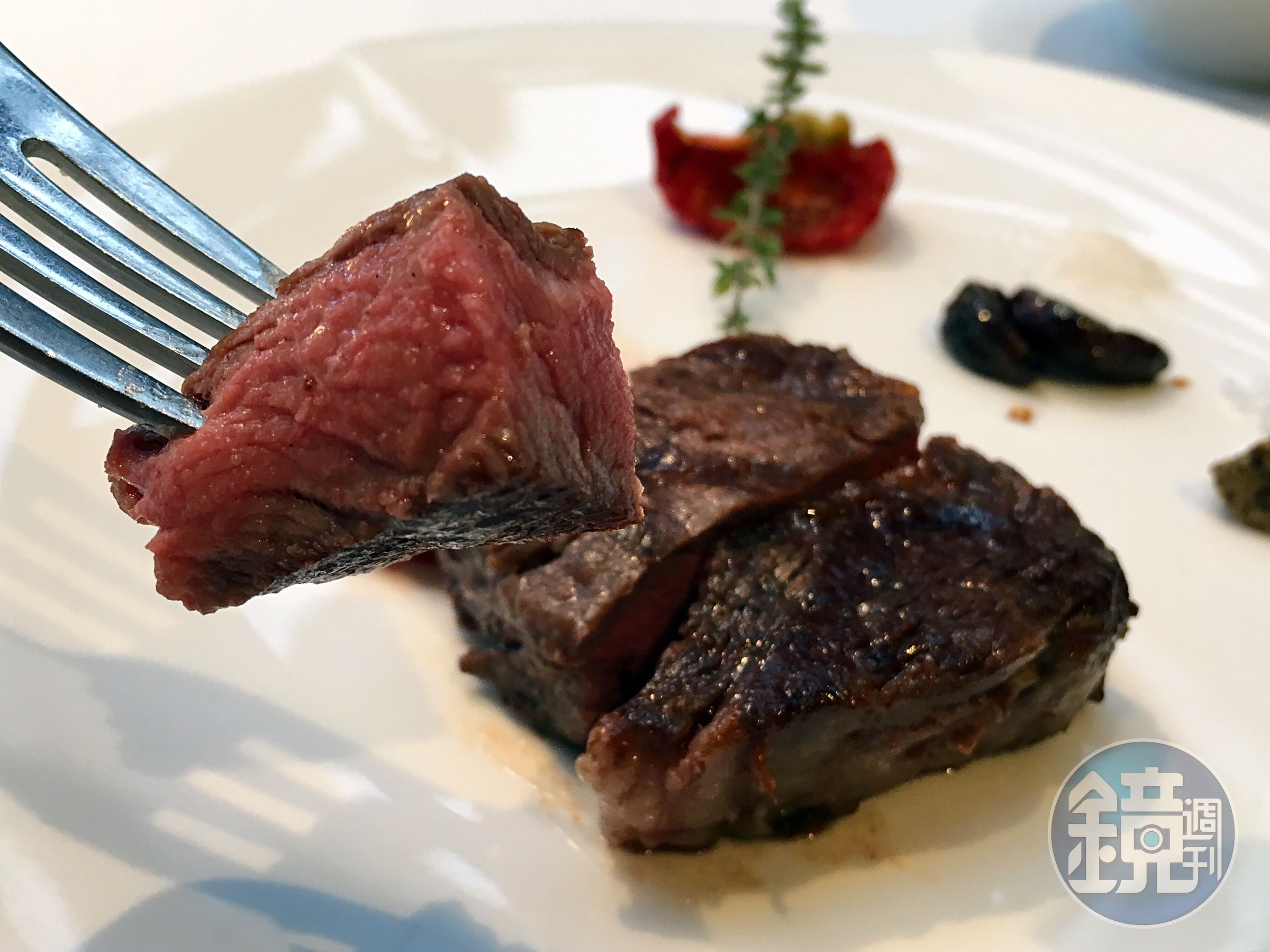 「美國Prime杉河農場溼式熟成45天肋眼牛排12oz」肉質柔嫩多汁、風味濃郁，搭配風乾番茄、紅酒漬蒜頭或松露鹽，能吃出牛肉不同風味。（1,780元／份）