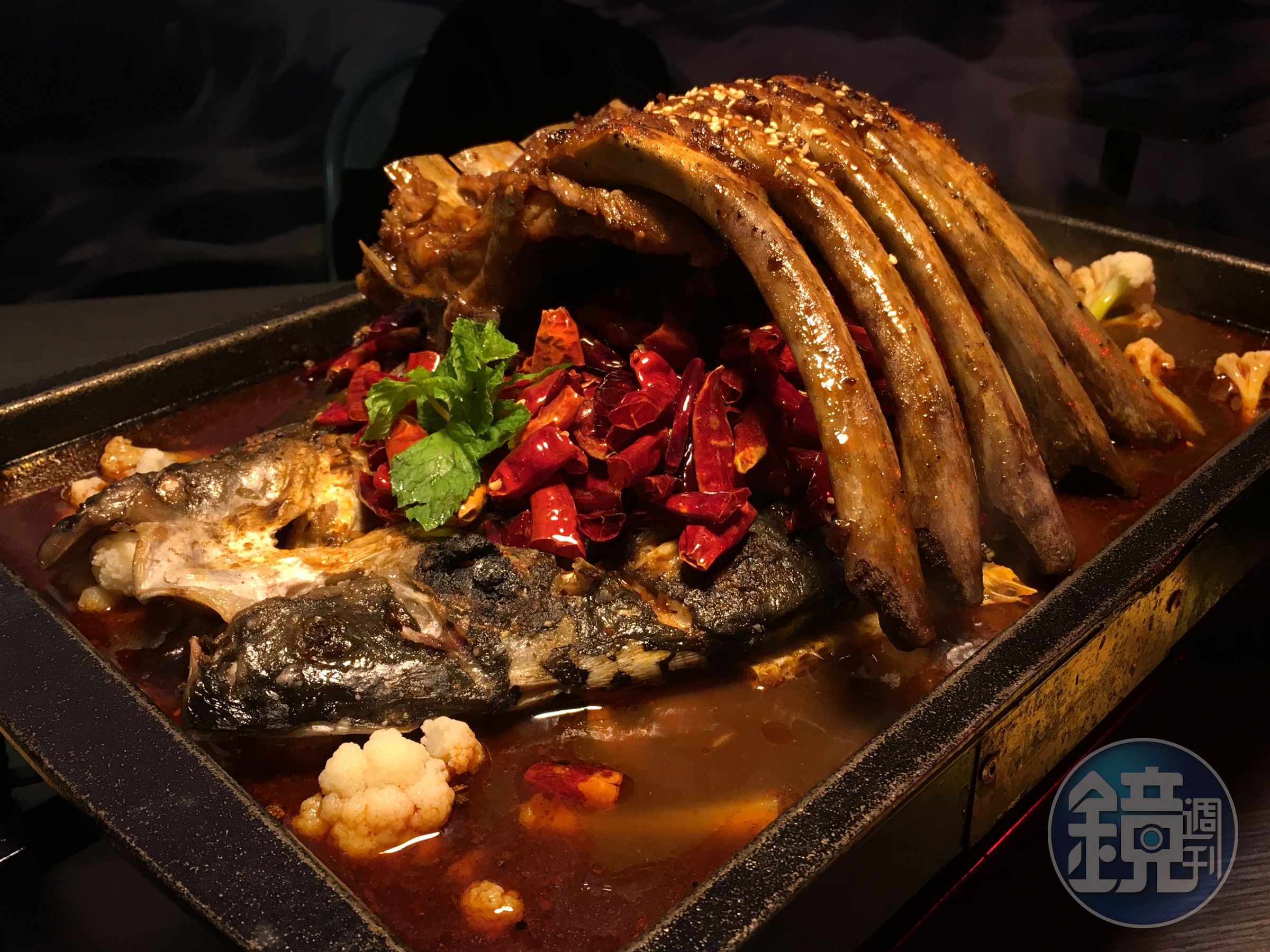 「水貨」餐廳主打重慶烤魚料理，在新北市中和區算是少見的餐飲類型，吸引不少客人朝聖打卡。