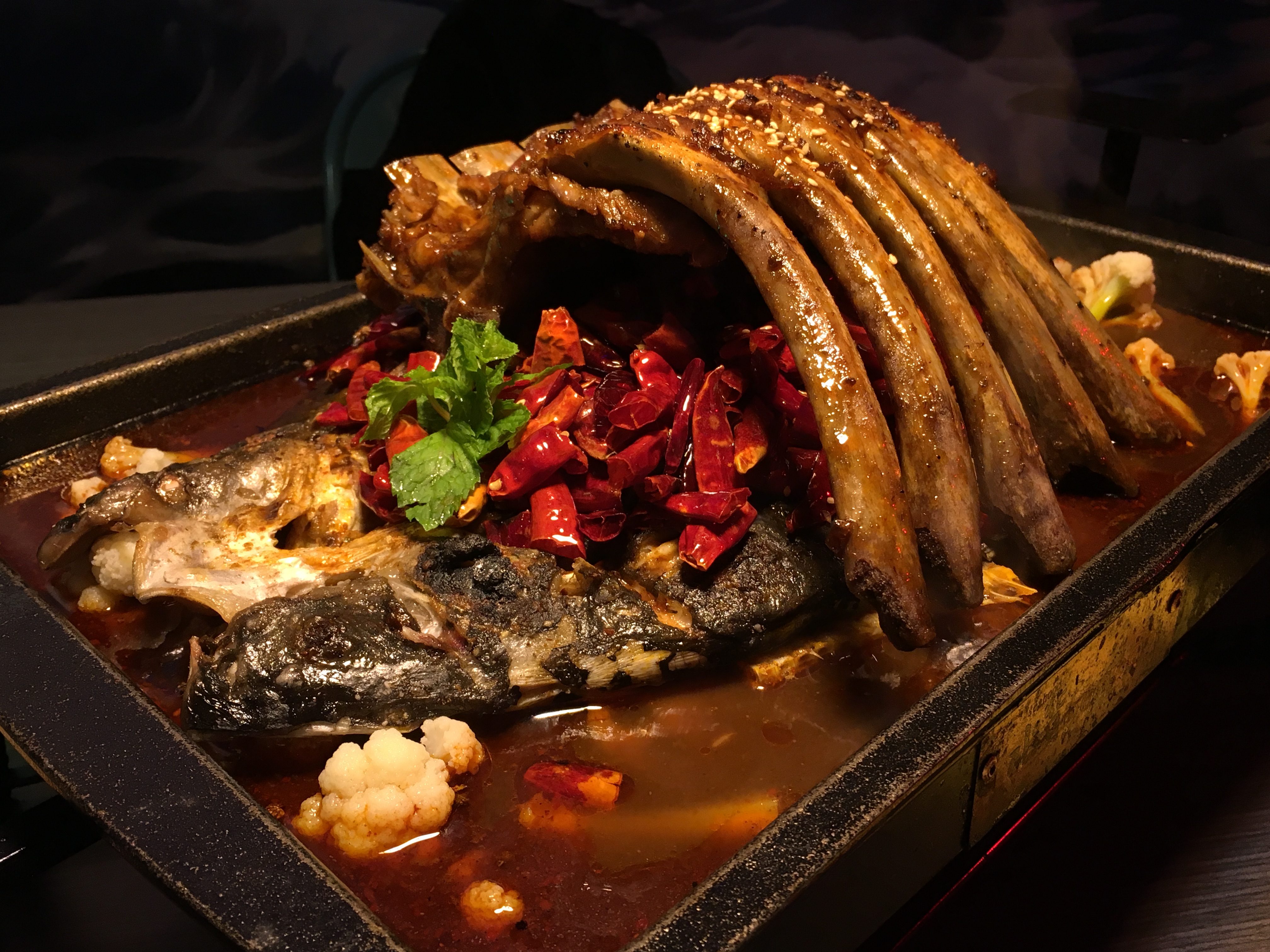 「水貨」餐廳主打重慶烤魚料理，在新北市中和區算是少見的餐飲類型，吸引不少客人朝聖打卡。