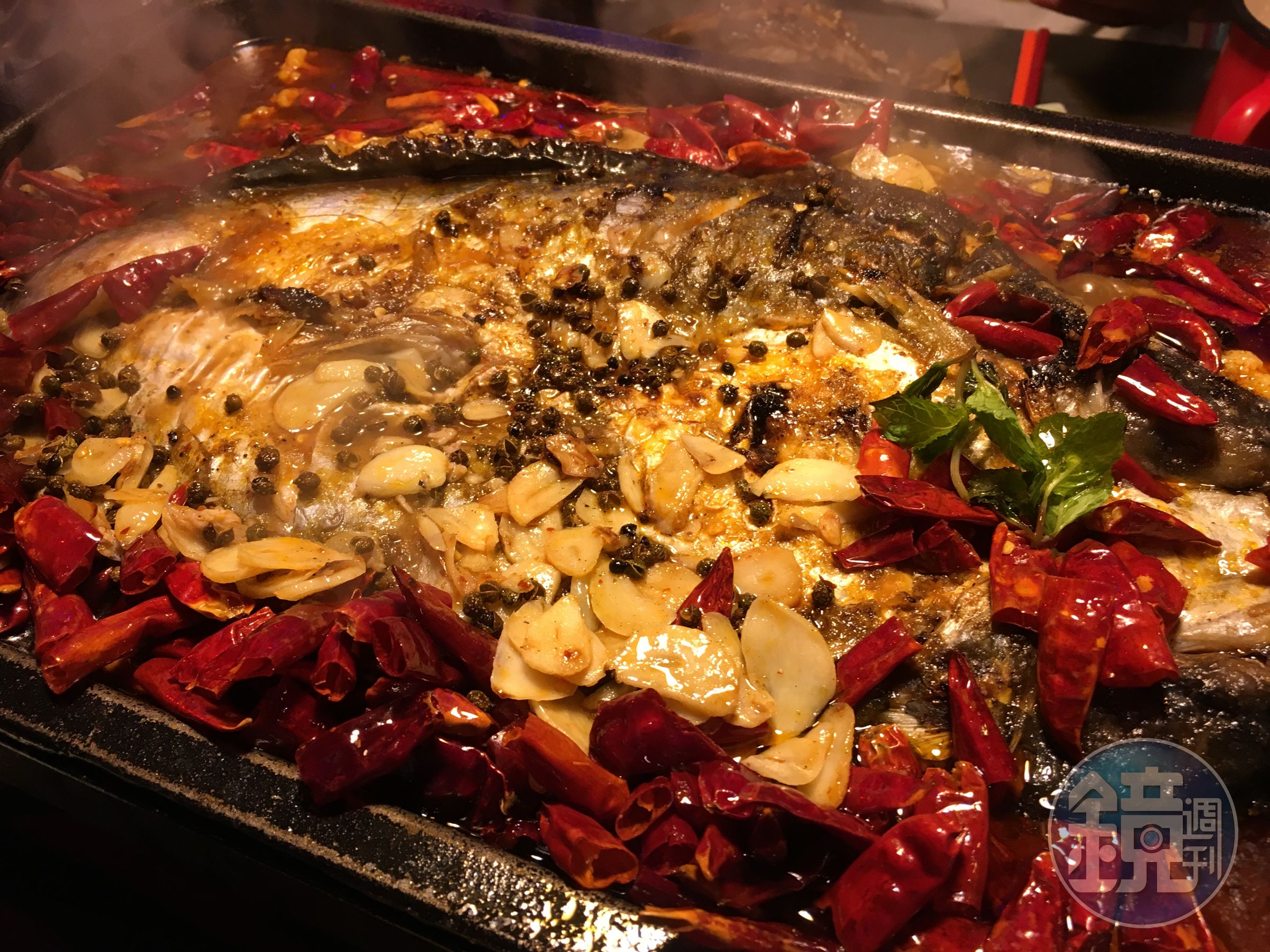烤魚是用東南亞的巴沙魚，以醃、烤、燒、燉的方式烹調，有「大陸原味」「台灣一般」「年長薄鹽」3種鹹淡程度可以選擇。