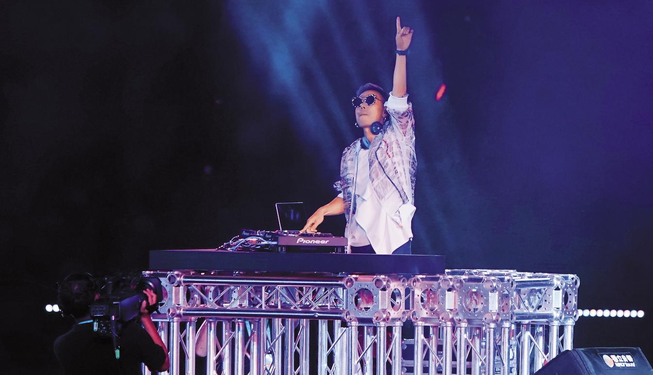 DJ林哲儀在世大運閉幕典禮的12分鐘電音秀,在網路上引來正反兩面不同的評價。