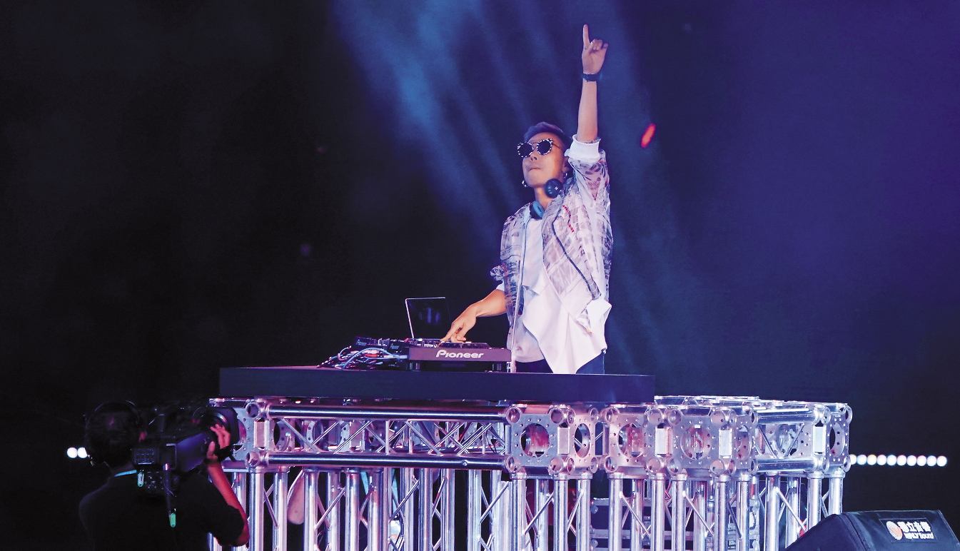 DJ林哲儀在世大運閉幕典禮的12分鐘電音秀,在網路上引來正反兩面不同的評價。