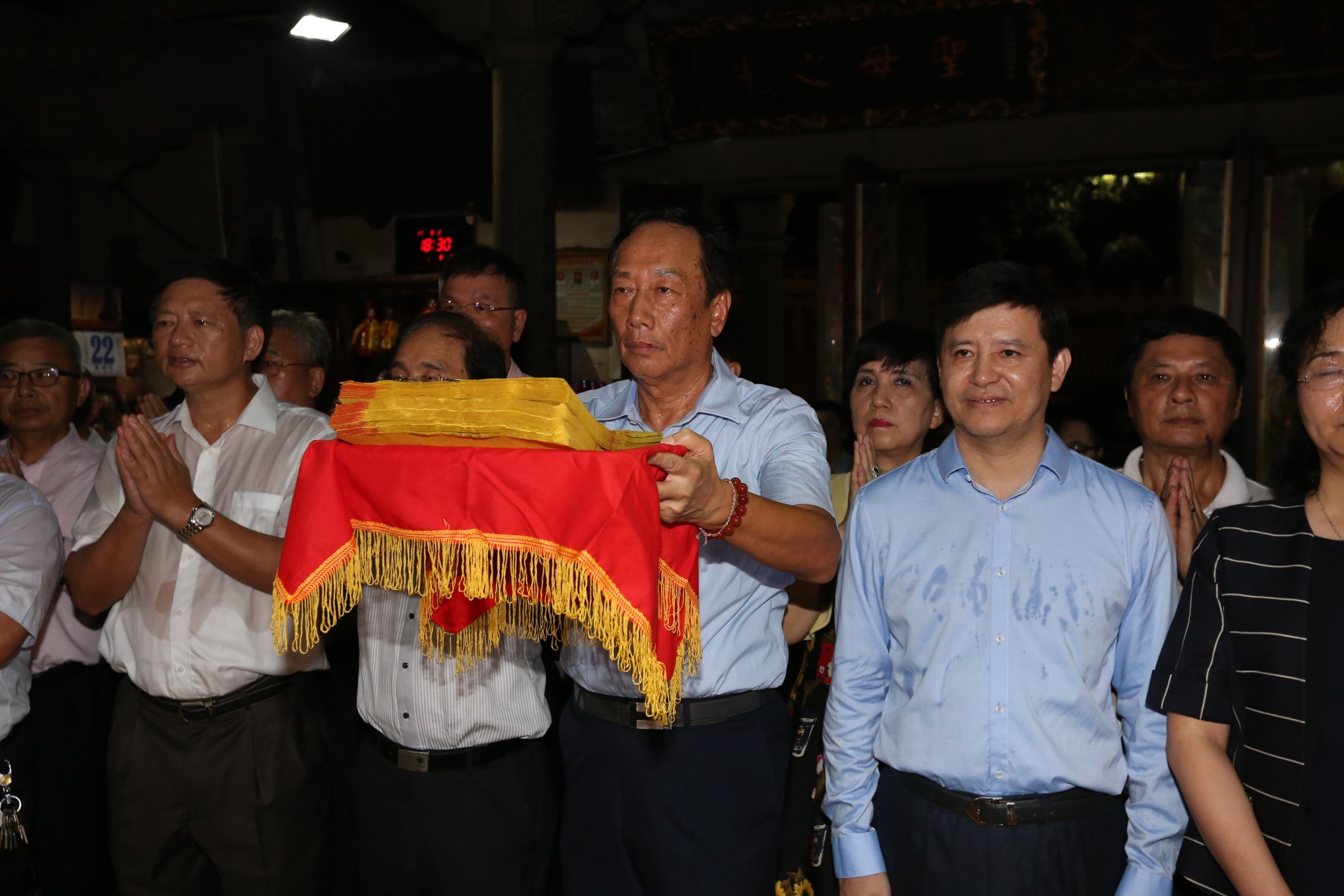 鴻海董事長郭台銘迎湄洲媽祖回台，前一天先到祖廟參拜。