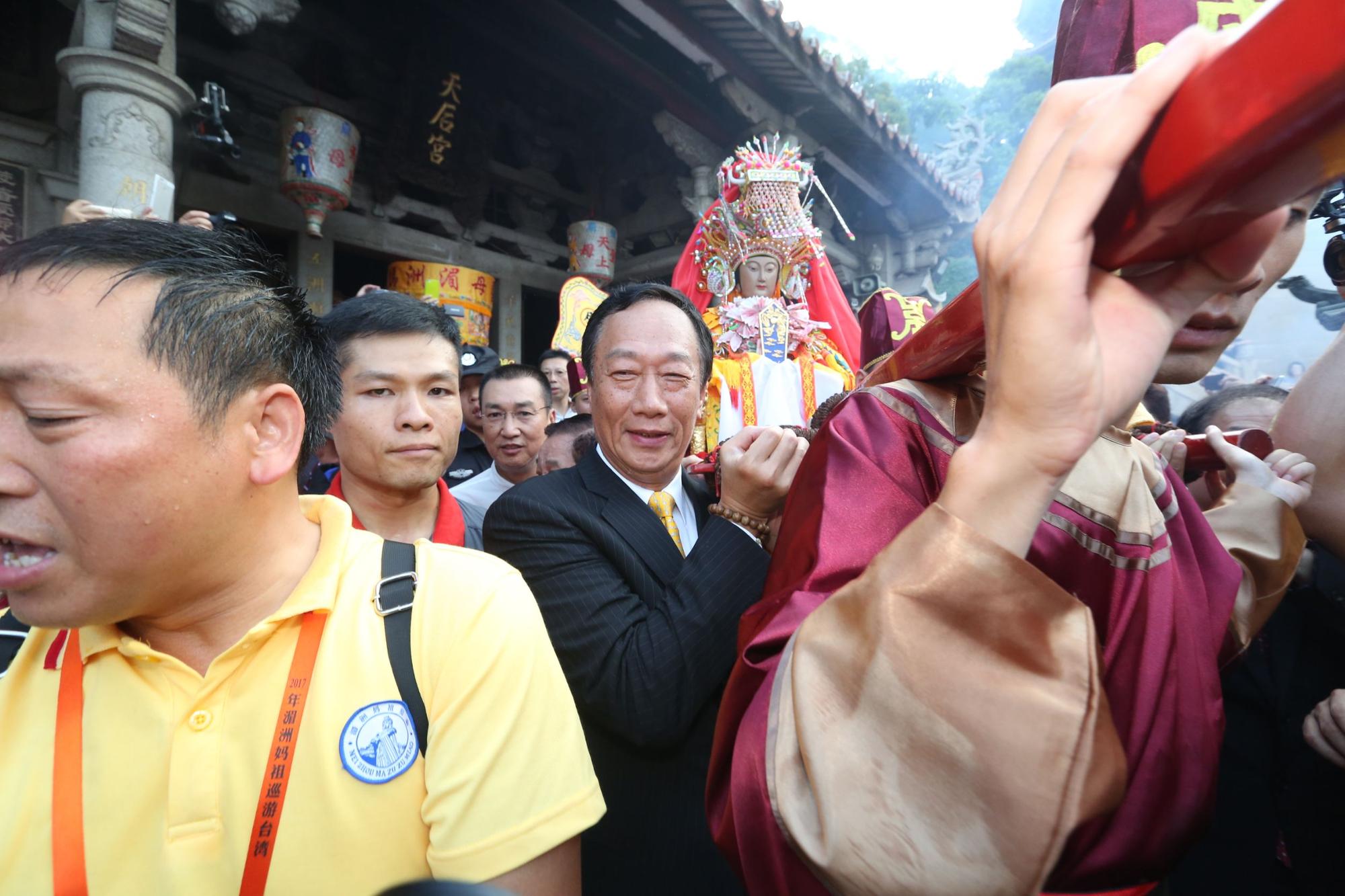 郭台銘從湄州祖廟抬媽祖神轎到港口上船。