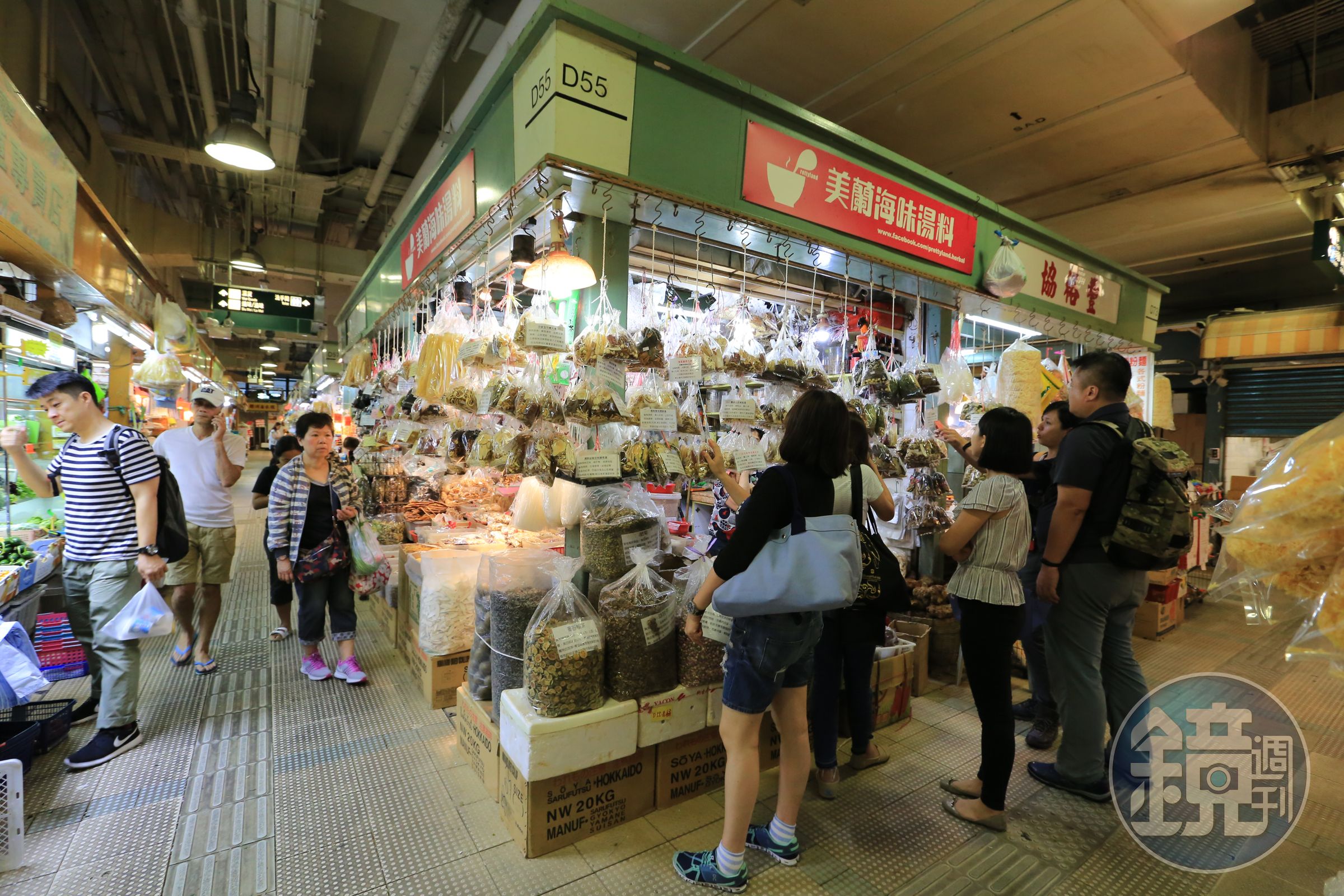 大埔菜市場裡的「美蘭海味湯料」，備齊了四季養生湯料，香港許多主婦每週都來補貨。