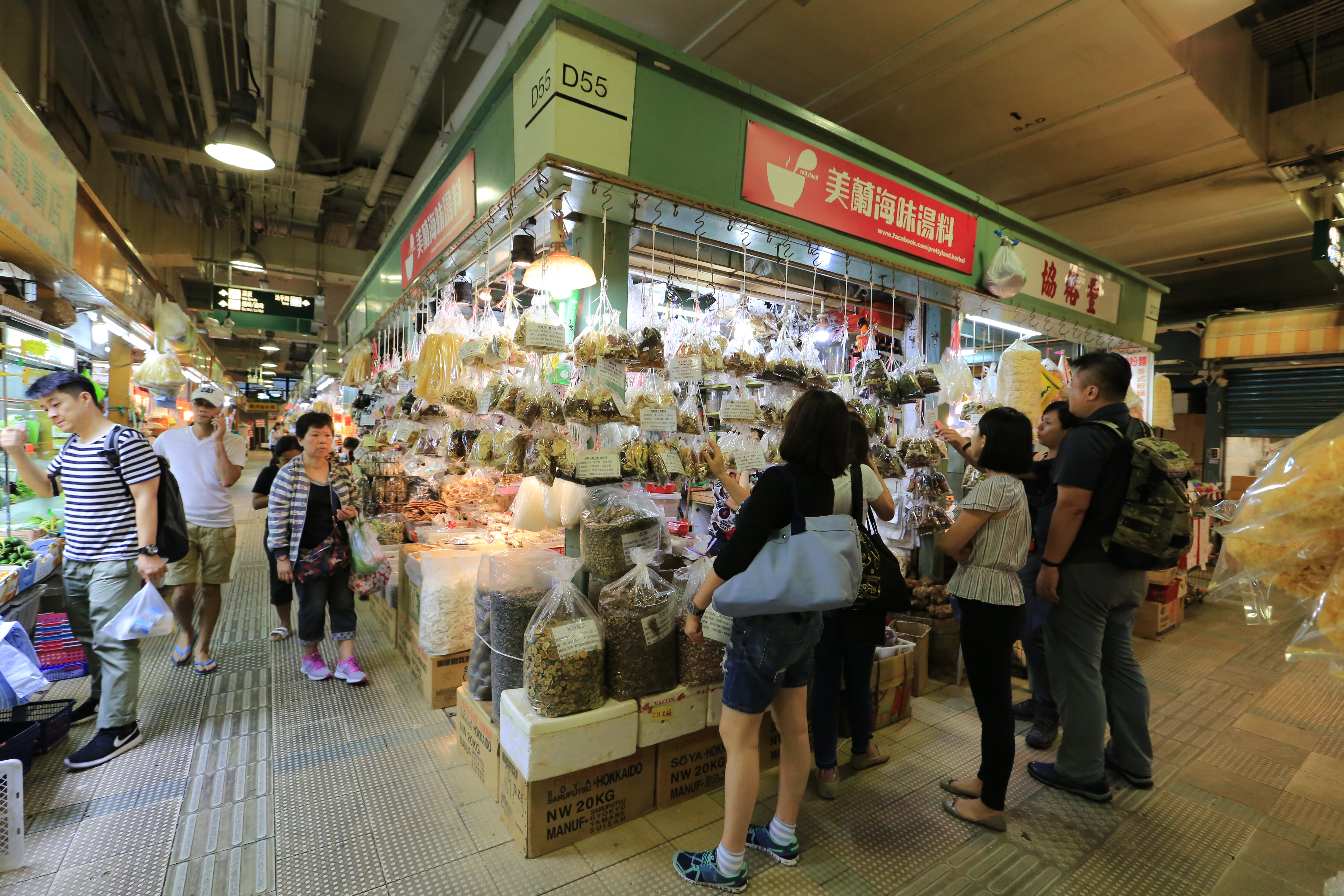 大埔菜市場裡的「美蘭海味湯料」，備齊了四季養生湯料，香港許多主婦每週都來補貨。