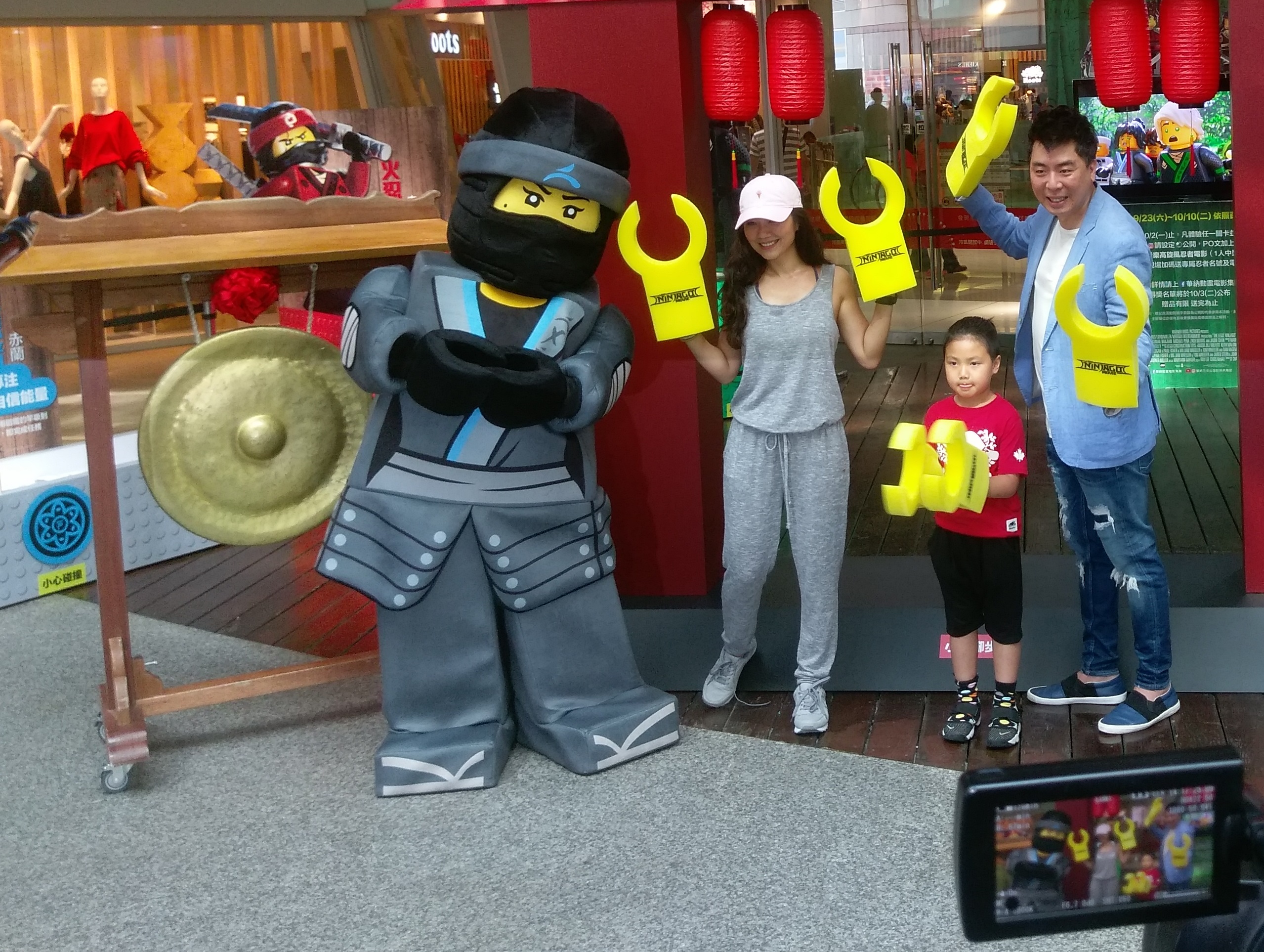 馬克媽媽（左起）、小馬克、梁赫群一起替「旋風忍者國」活動揭幕。