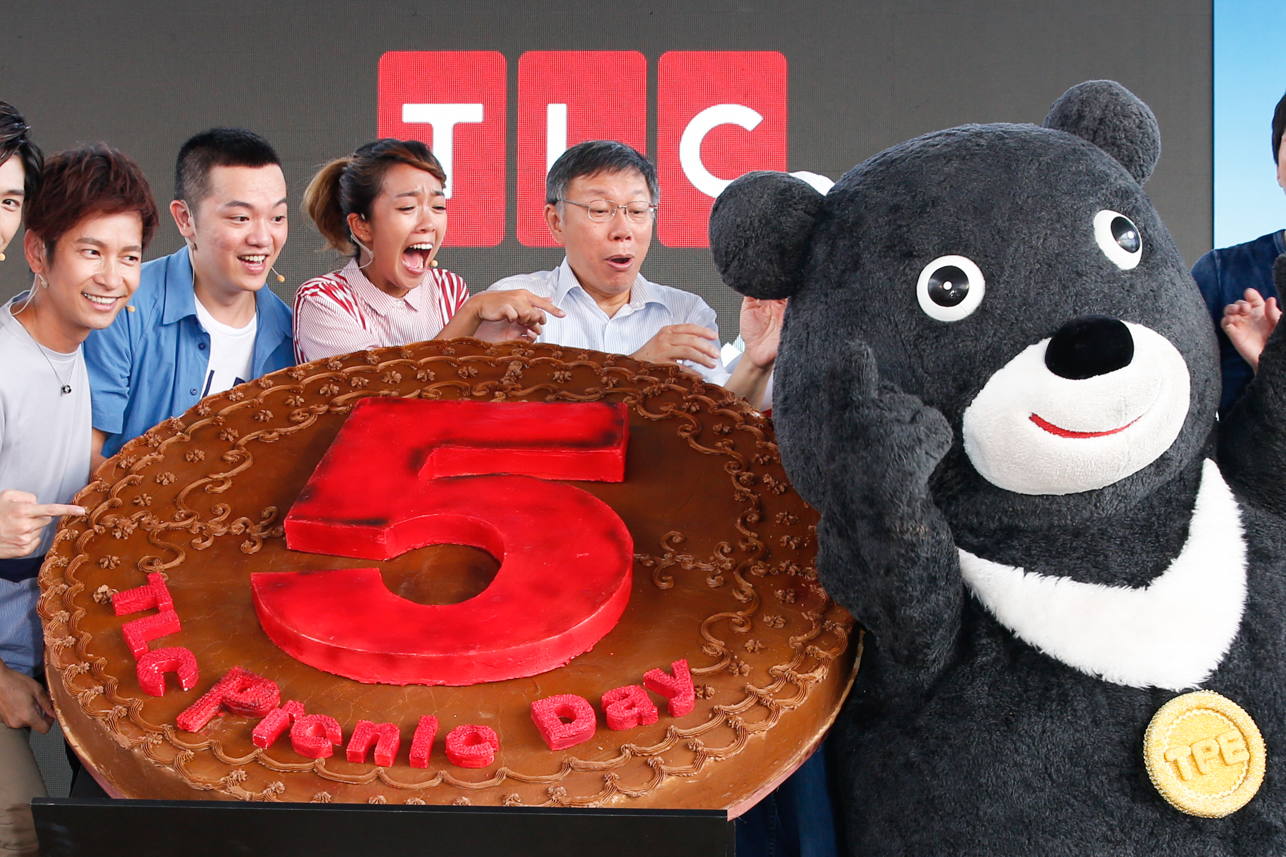 台北市政府吉祥物熊讚人來瘋，差點撲翻巨型月餅，讓柯市長與大霈都露出驚慌表情。