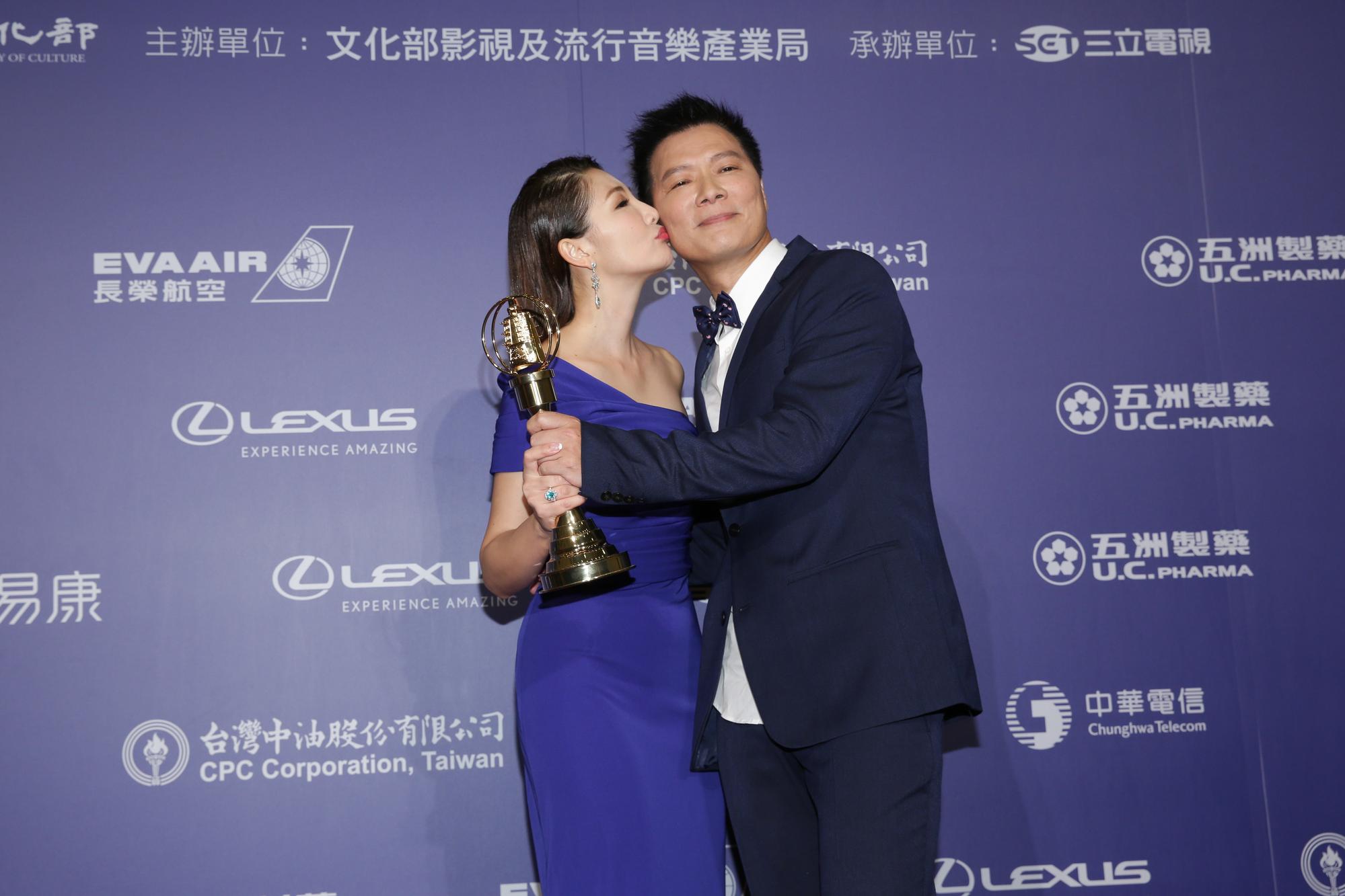 蔡詩萍拿下教育文化節目主持人獎，太太林書煒熱情獻吻，大喊老公迷人。