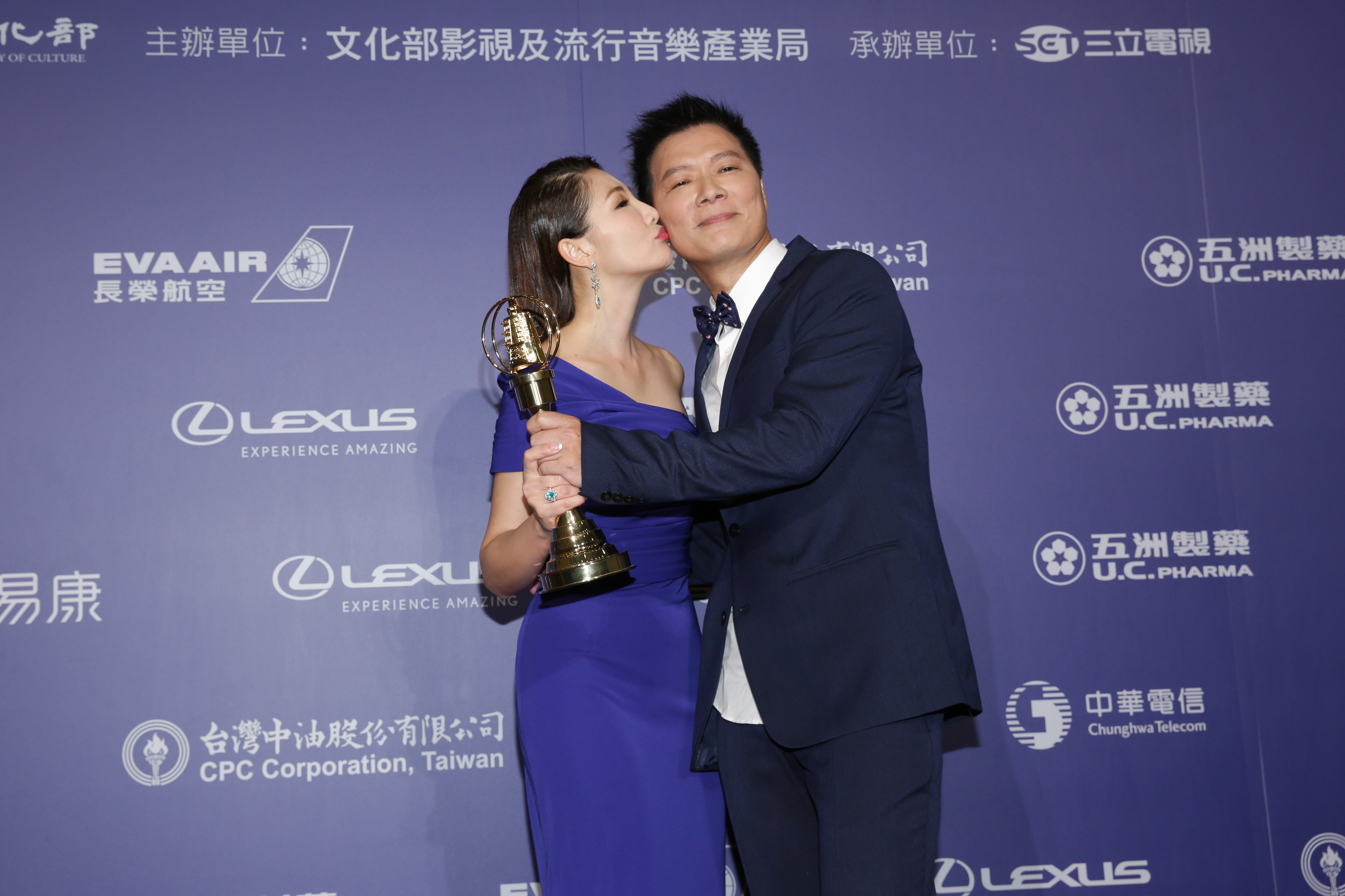 蔡詩萍拿下教育文化節目主持人獎，太太林書煒熱情獻吻，大喊老公迷人。