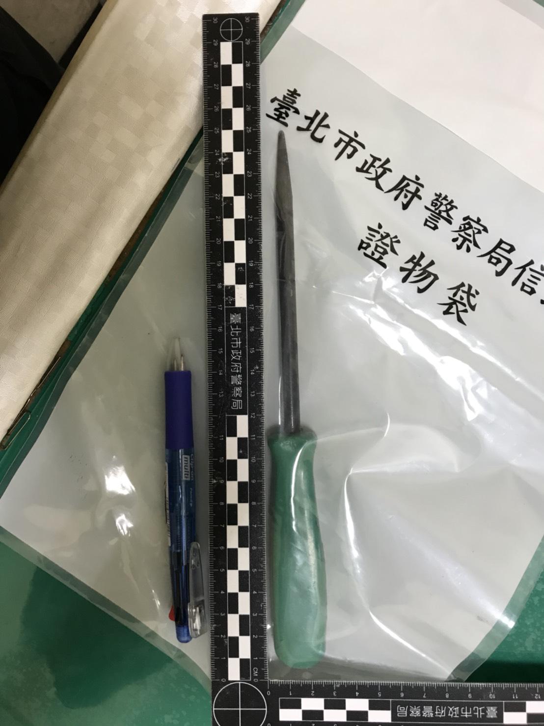 王姓姪子就是拿這把冰錐刺殺叔叔。(圖翻攝畫面)