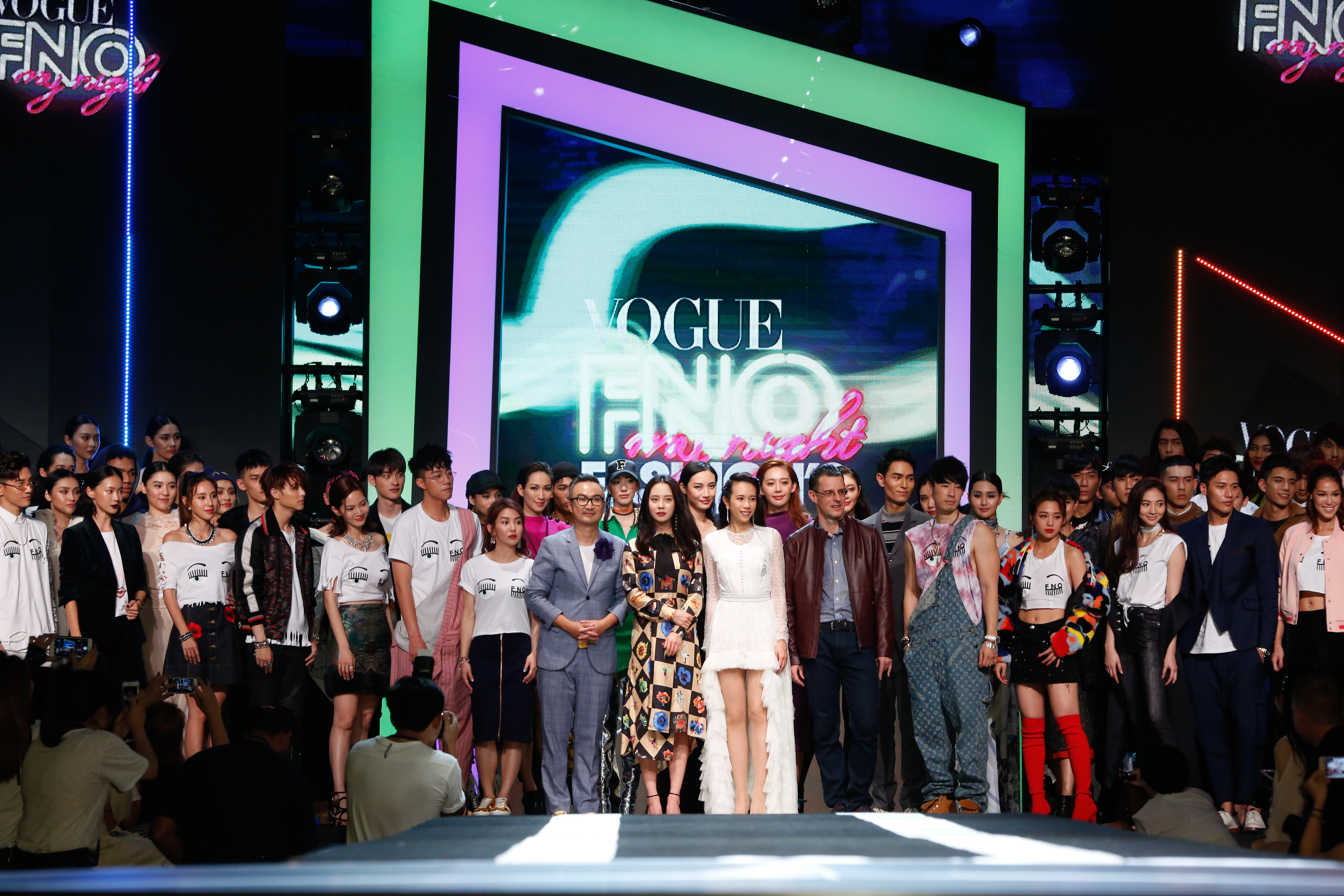 《VOGUE》Fashion's Night Out（FNO）全球購物夜由莫文蔚、宋智孝擔任活動大使，與眾多藝人和凱渥名模們陸續登場，超熱鬧。